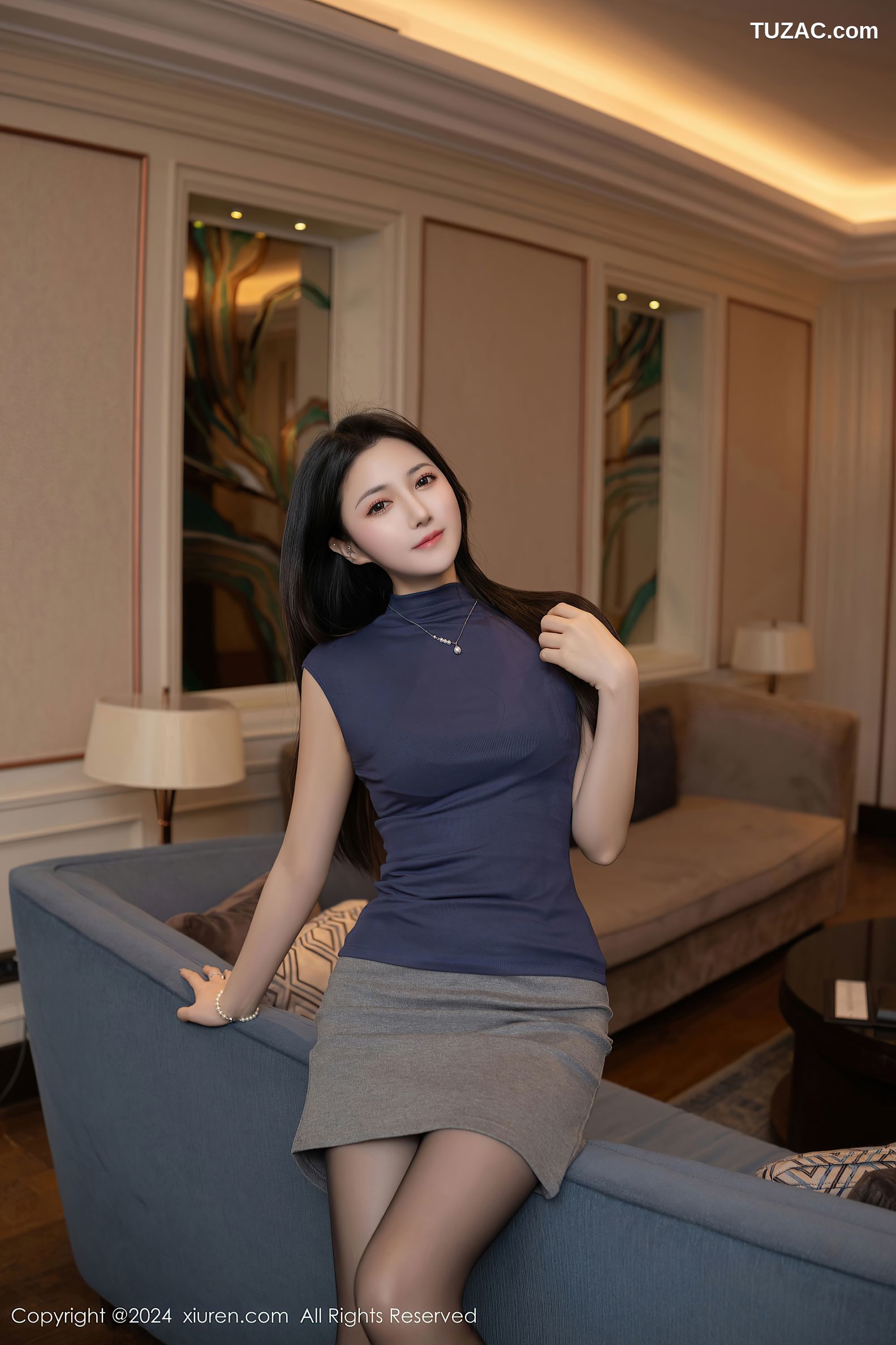 XiuRen秀人网-9600-鱼子酱Fish-深色OLT恤灰短裙黑丝-2024.12.13