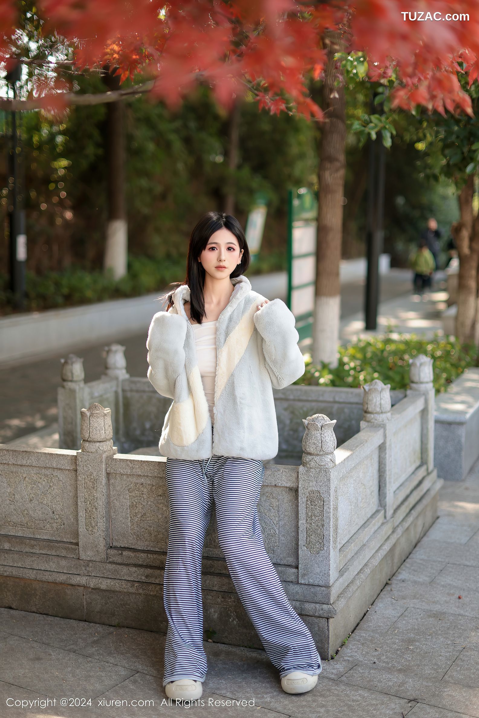 XiuRen秀人网-9605-奶芙乔乔-横纹休闲裤户外露出洗衣房黑丝爆乳-2024.12.16