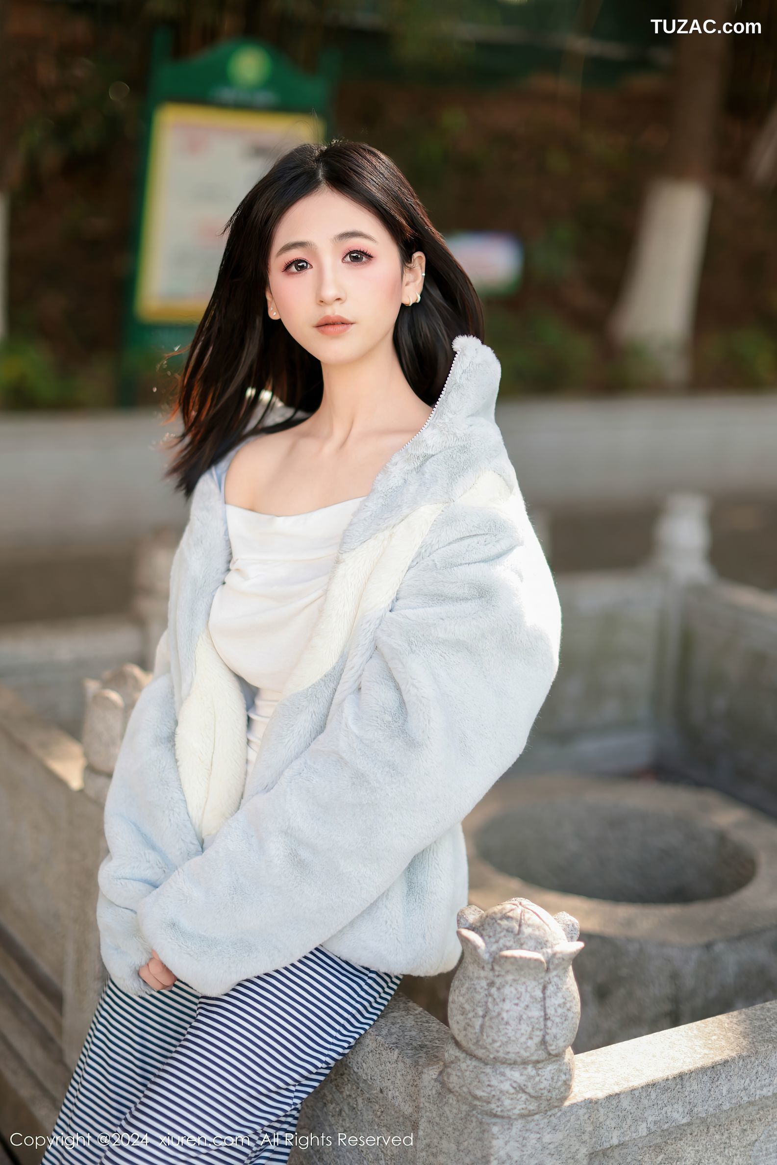 XiuRen秀人网-9605-奶芙乔乔-横纹休闲裤户外露出洗衣房黑丝爆乳-2024.12.16