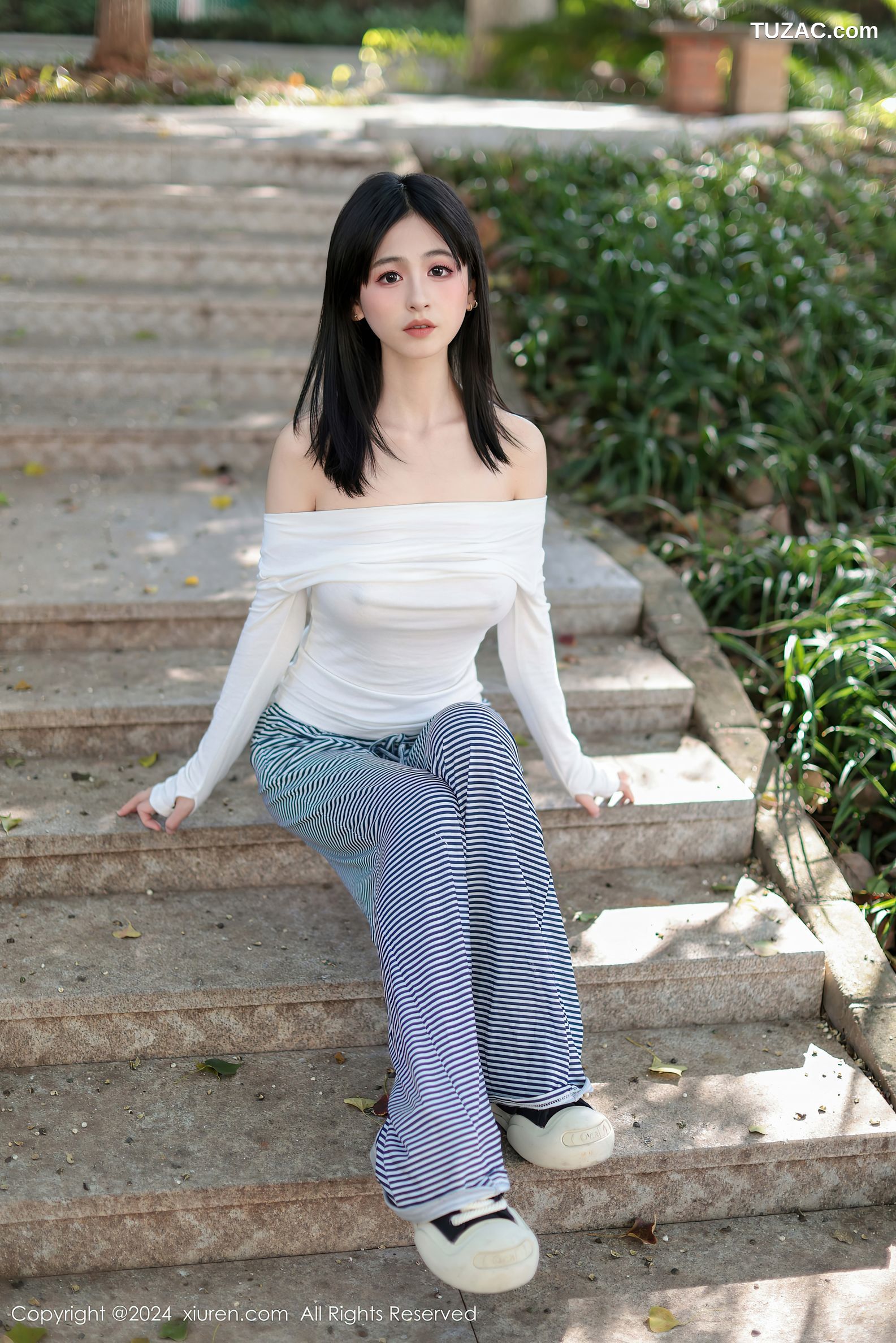 XiuRen秀人网-9605-奶芙乔乔-横纹休闲裤户外露出洗衣房黑丝爆乳-2024.12.16