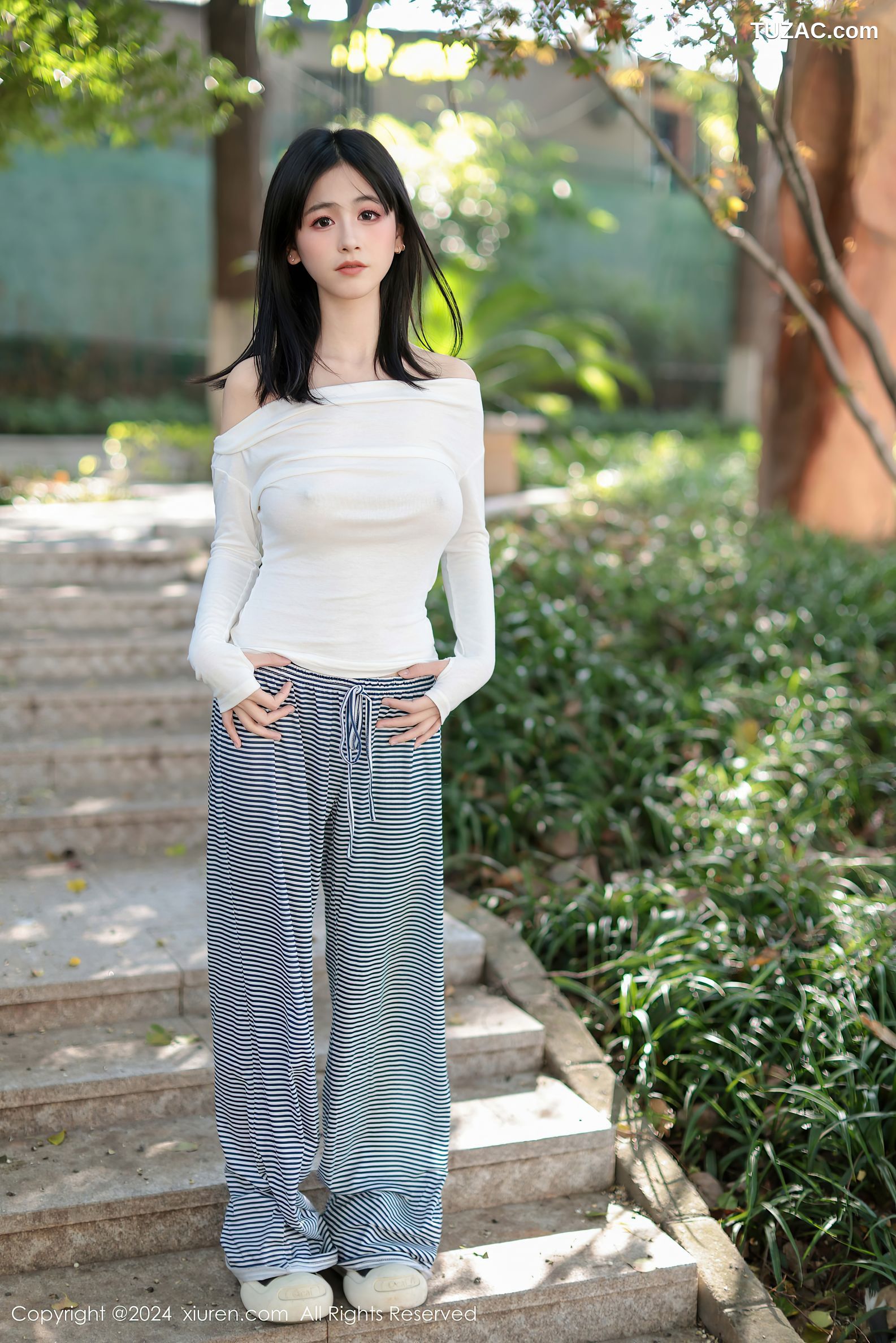 XiuRen秀人网-9605-奶芙乔乔-横纹休闲裤户外露出洗衣房黑丝爆乳-2024.12.16