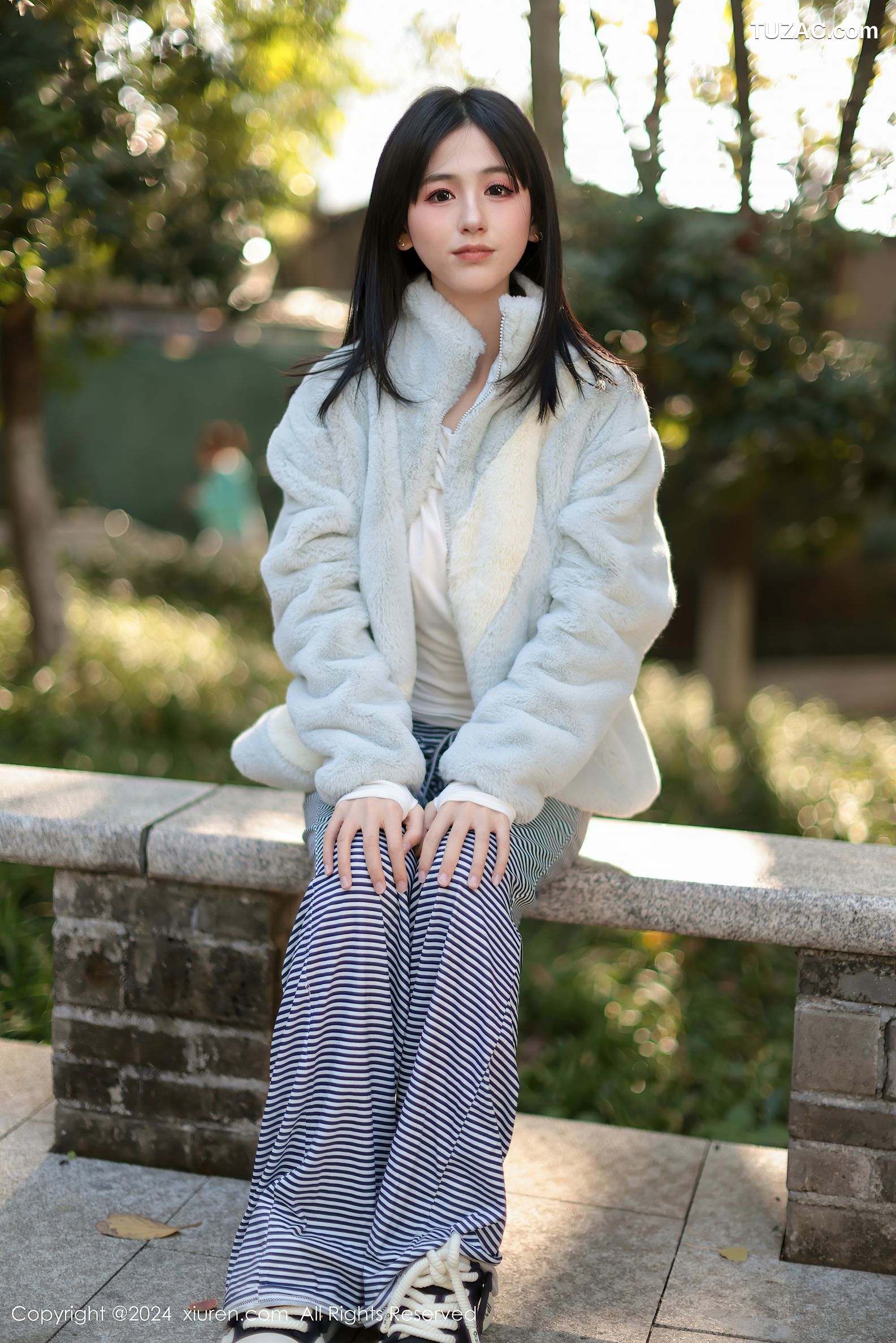 XiuRen秀人网-9605-奶芙乔乔-横纹休闲裤户外露出洗衣房黑丝爆乳-2024.12.16