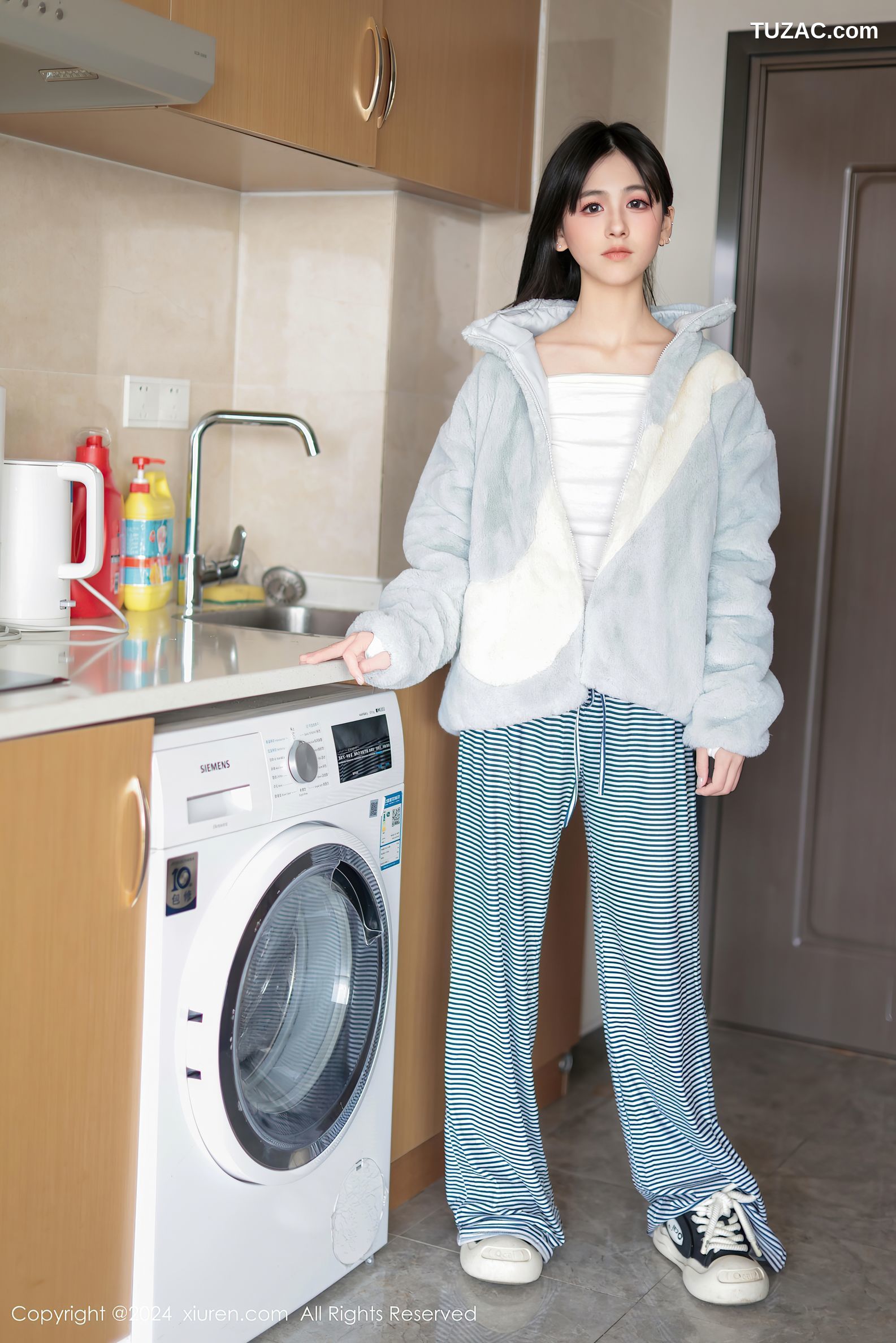 XiuRen秀人网-9605-奶芙乔乔-横纹休闲裤户外露出洗衣房黑丝爆乳-2024.12.16