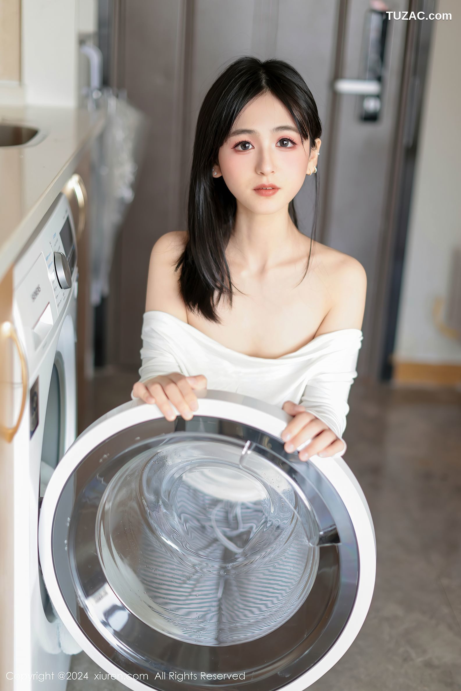 XiuRen秀人网-9605-奶芙乔乔-横纹休闲裤户外露出洗衣房黑丝爆乳-2024.12.16