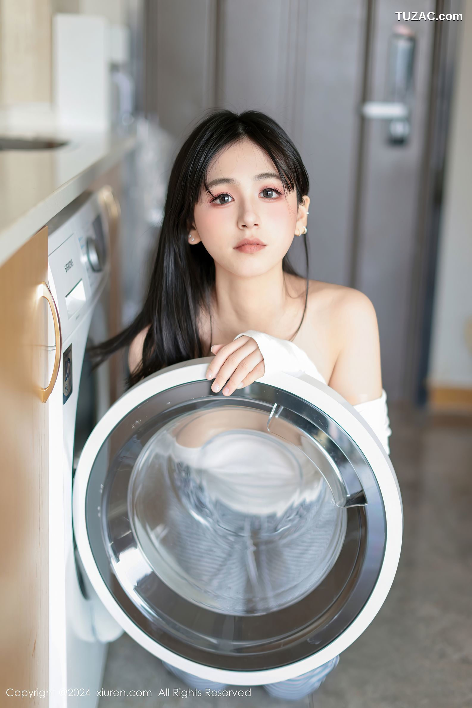 XiuRen秀人网-9605-奶芙乔乔-横纹休闲裤户外露出洗衣房黑丝爆乳-2024.12.16