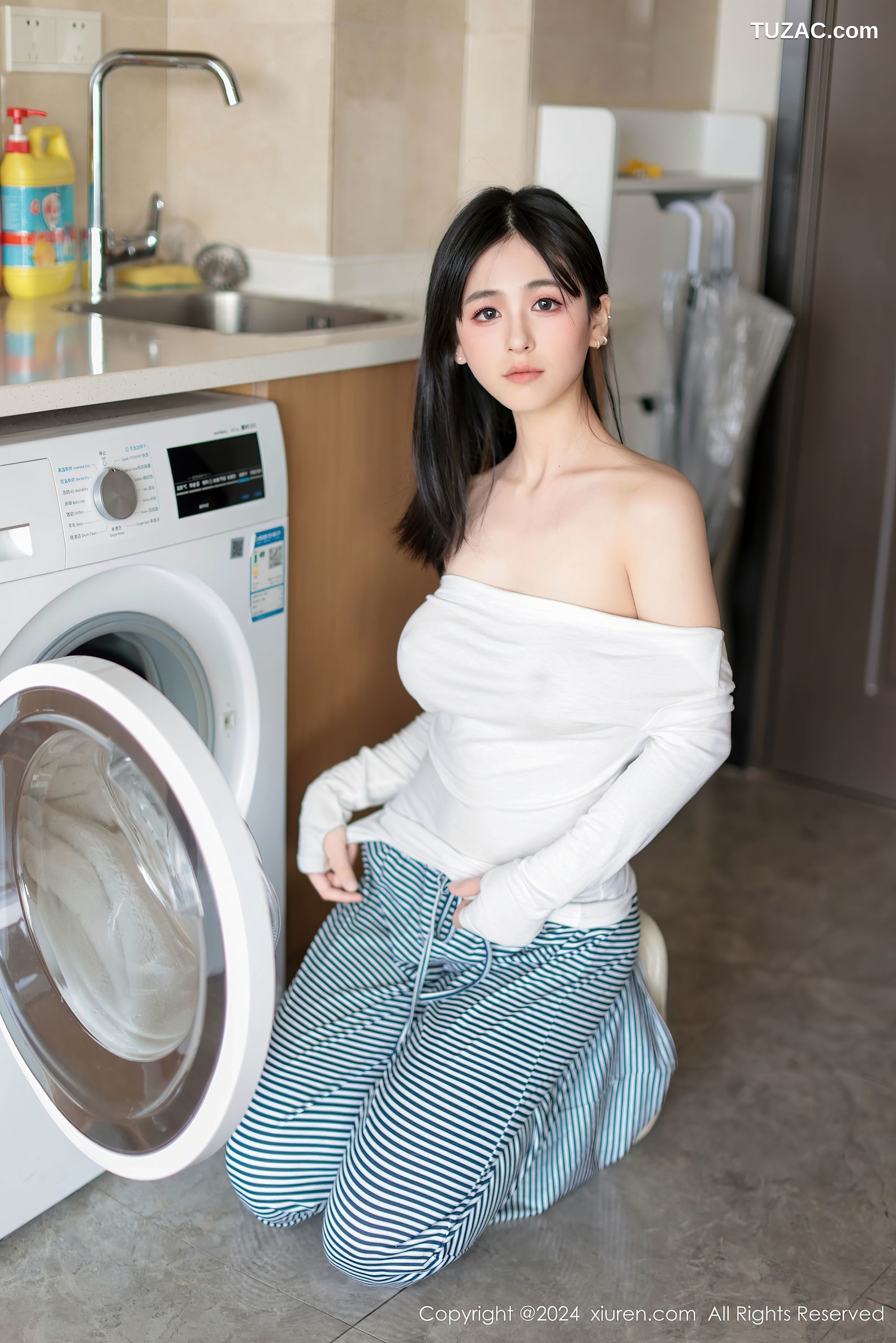 XiuRen秀人网-9605-奶芙乔乔-横纹休闲裤户外露出洗衣房黑丝爆乳-2024.12.16