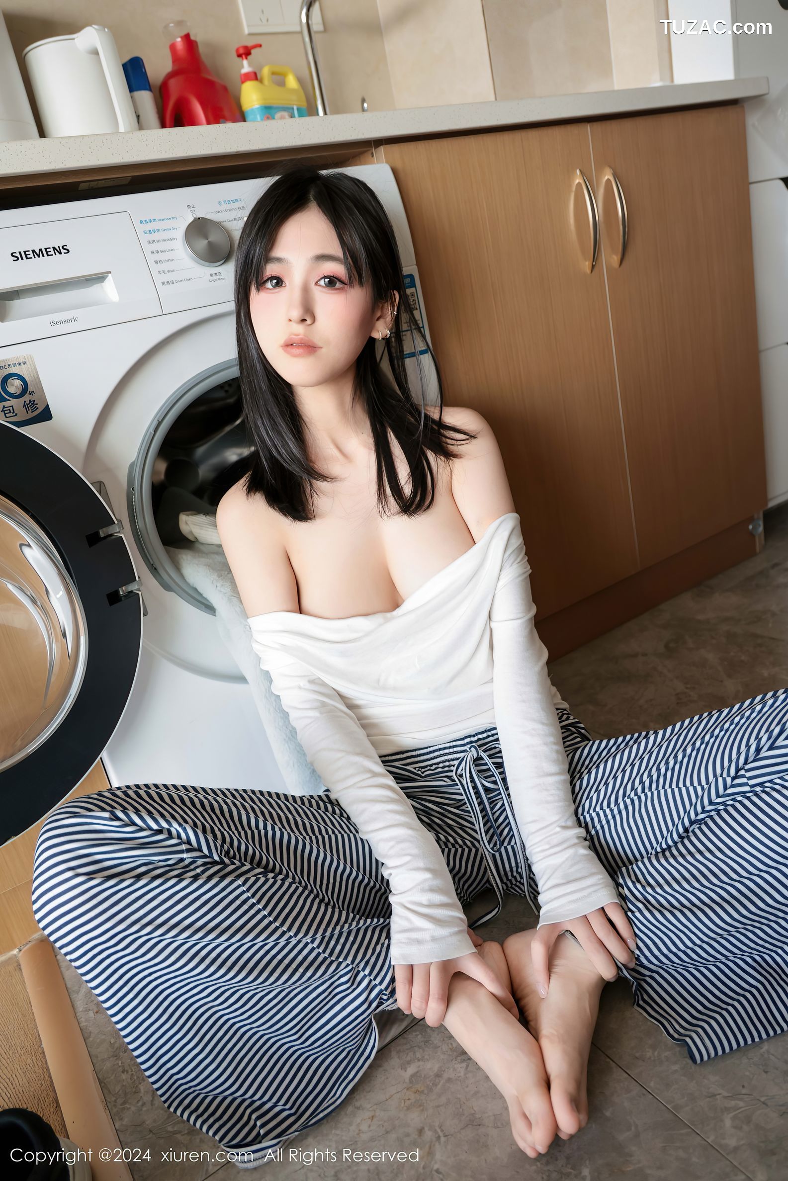 XiuRen秀人网-9605-奶芙乔乔-横纹休闲裤户外露出洗衣房黑丝爆乳-2024.12.16