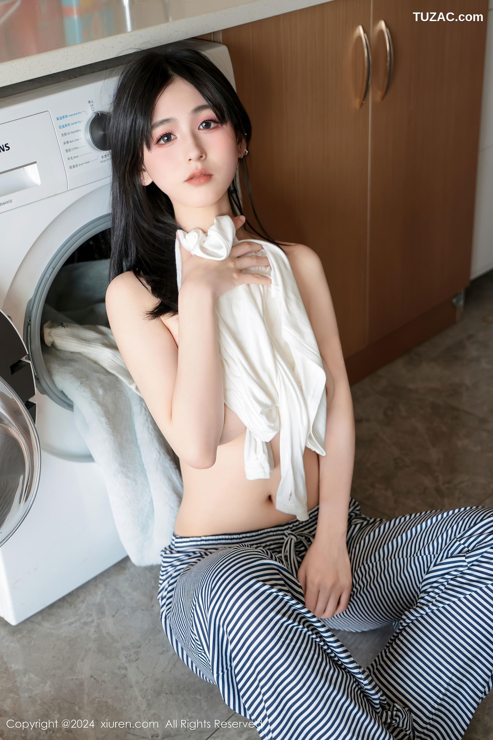 XiuRen秀人网-9605-奶芙乔乔-横纹休闲裤户外露出洗衣房黑丝爆乳-2024.12.16