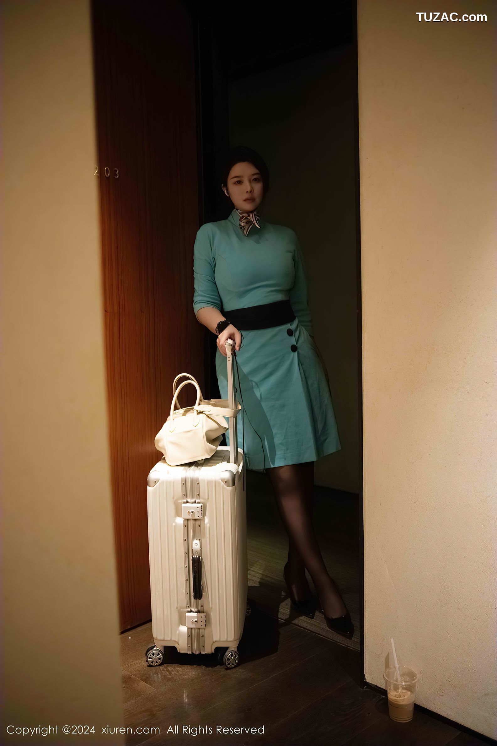 XiuRen秀人网-9609-樱桃小犊子-绿色空姐装黑色蕾丝内衣吊带袜黑丝爆乳-2024.12.17