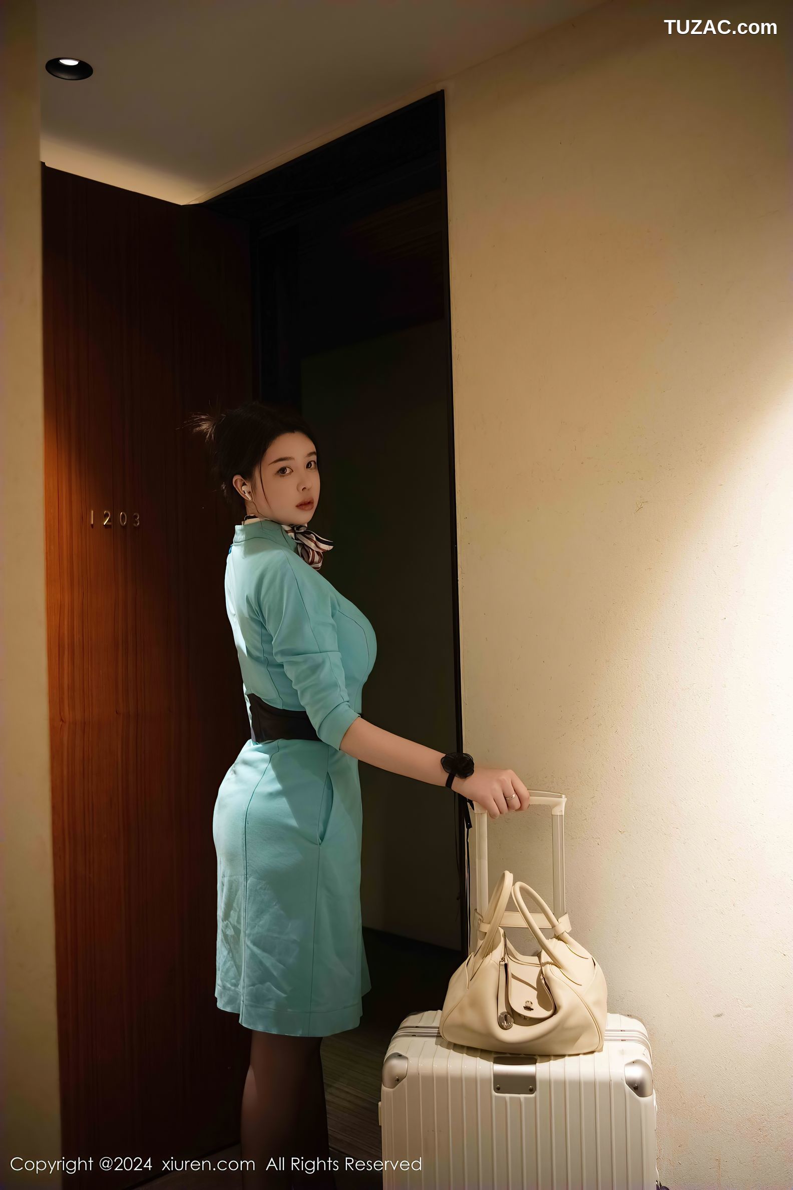 XiuRen秀人网-9609-樱桃小犊子-绿色空姐装黑色蕾丝内衣吊带袜黑丝爆乳-2024.12.17