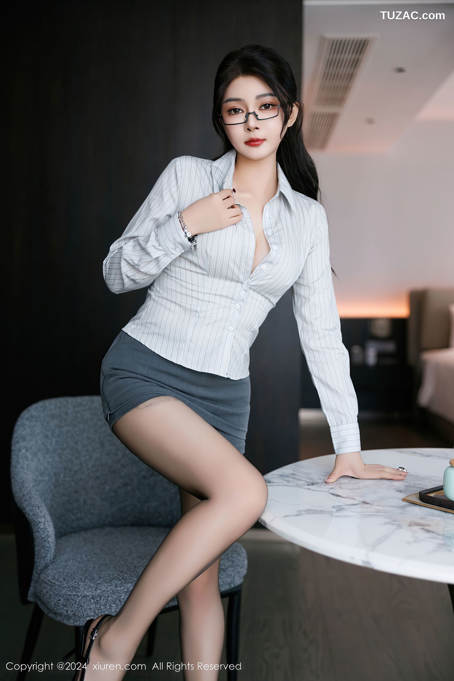 XiuRen秀人网-9611-凯竹Quinn-凯竹-OL条纹白衬衫灰短裙黑丝高跟-2024.12.17