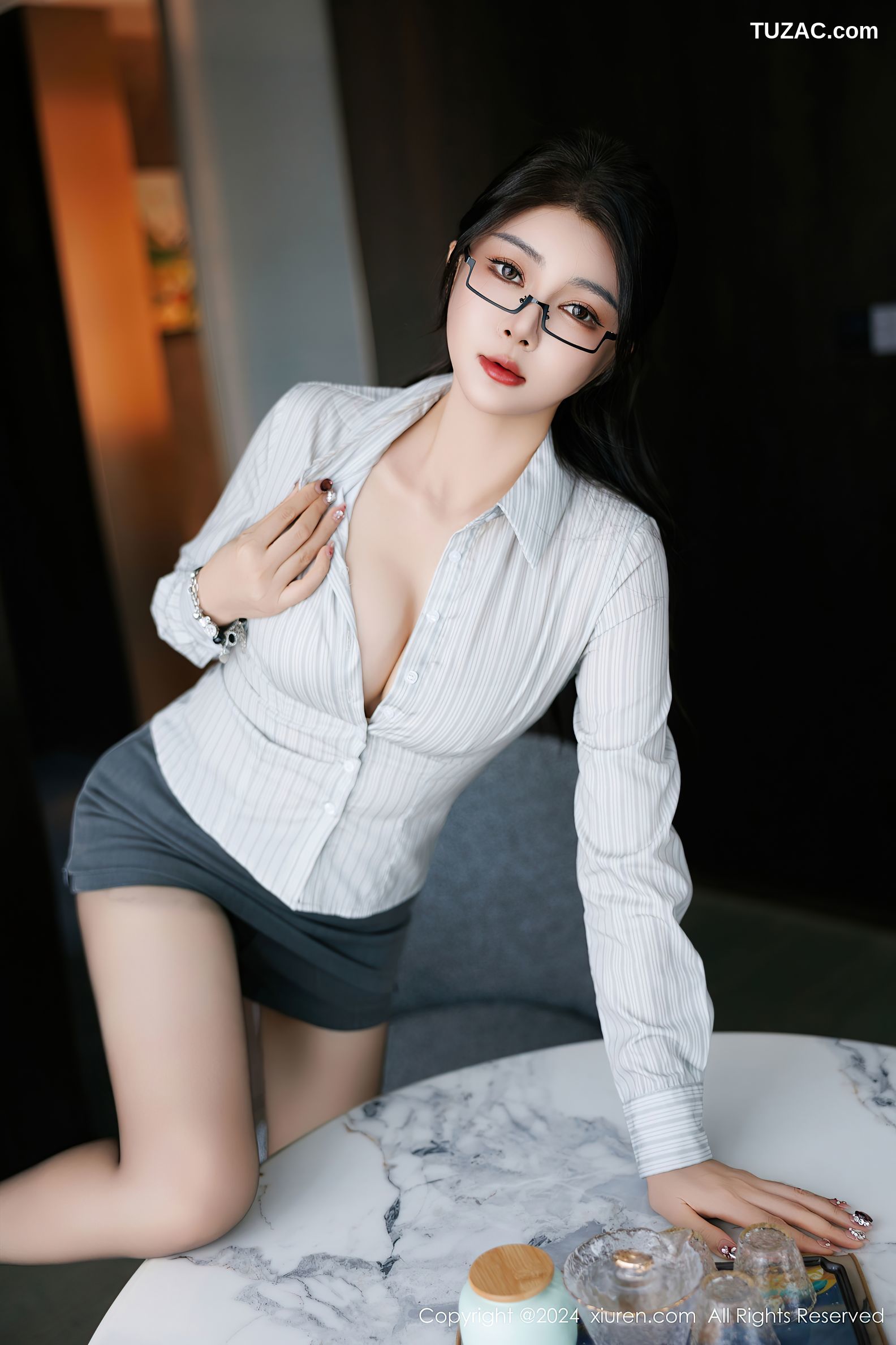 XiuRen秀人网-9611-凯竹Quinn-凯竹-OL条纹白衬衫灰短裙黑丝高跟-2024.12.17