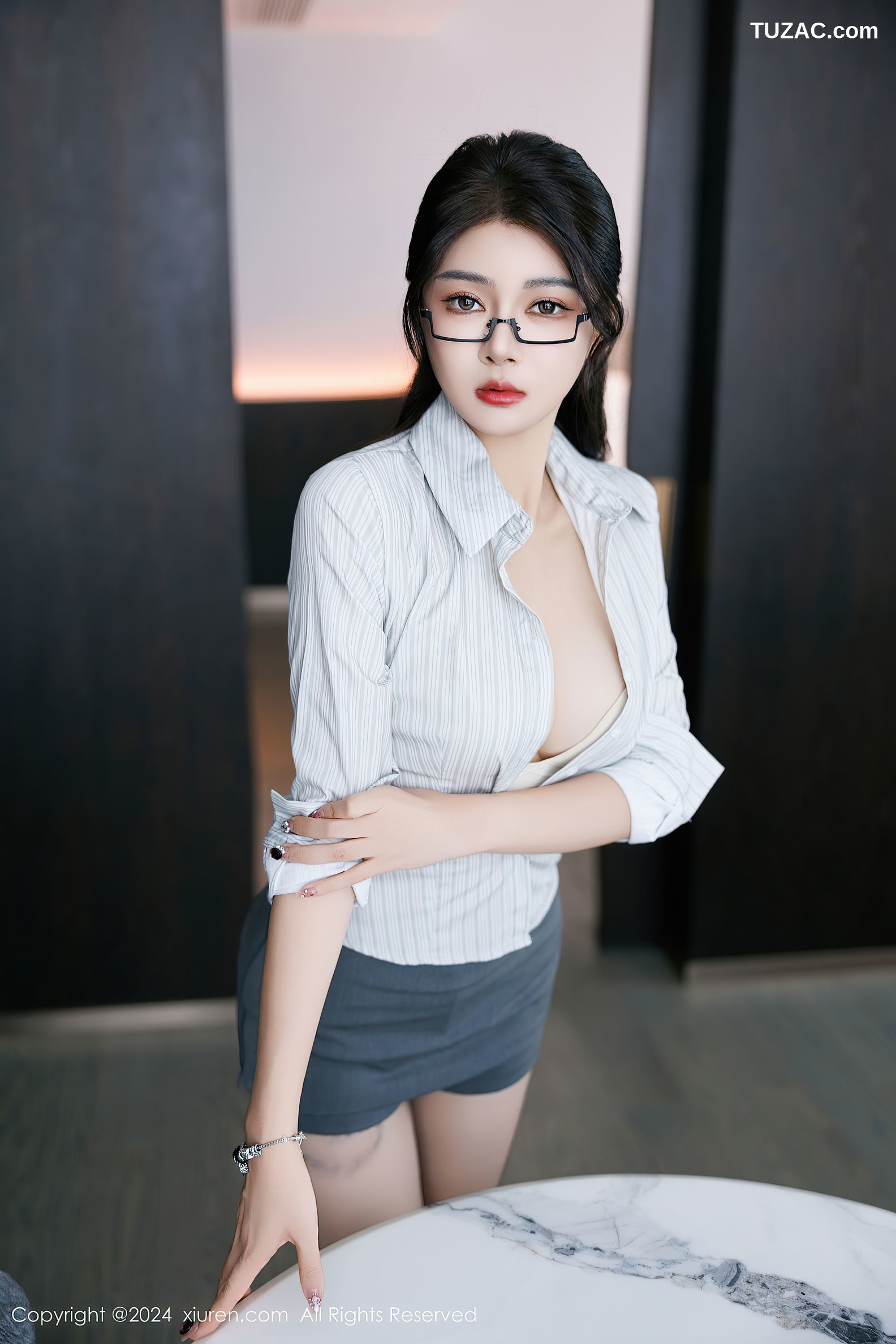 XiuRen秀人网-9611-凯竹Quinn-凯竹-OL条纹白衬衫灰短裙黑丝高跟-2024.12.17