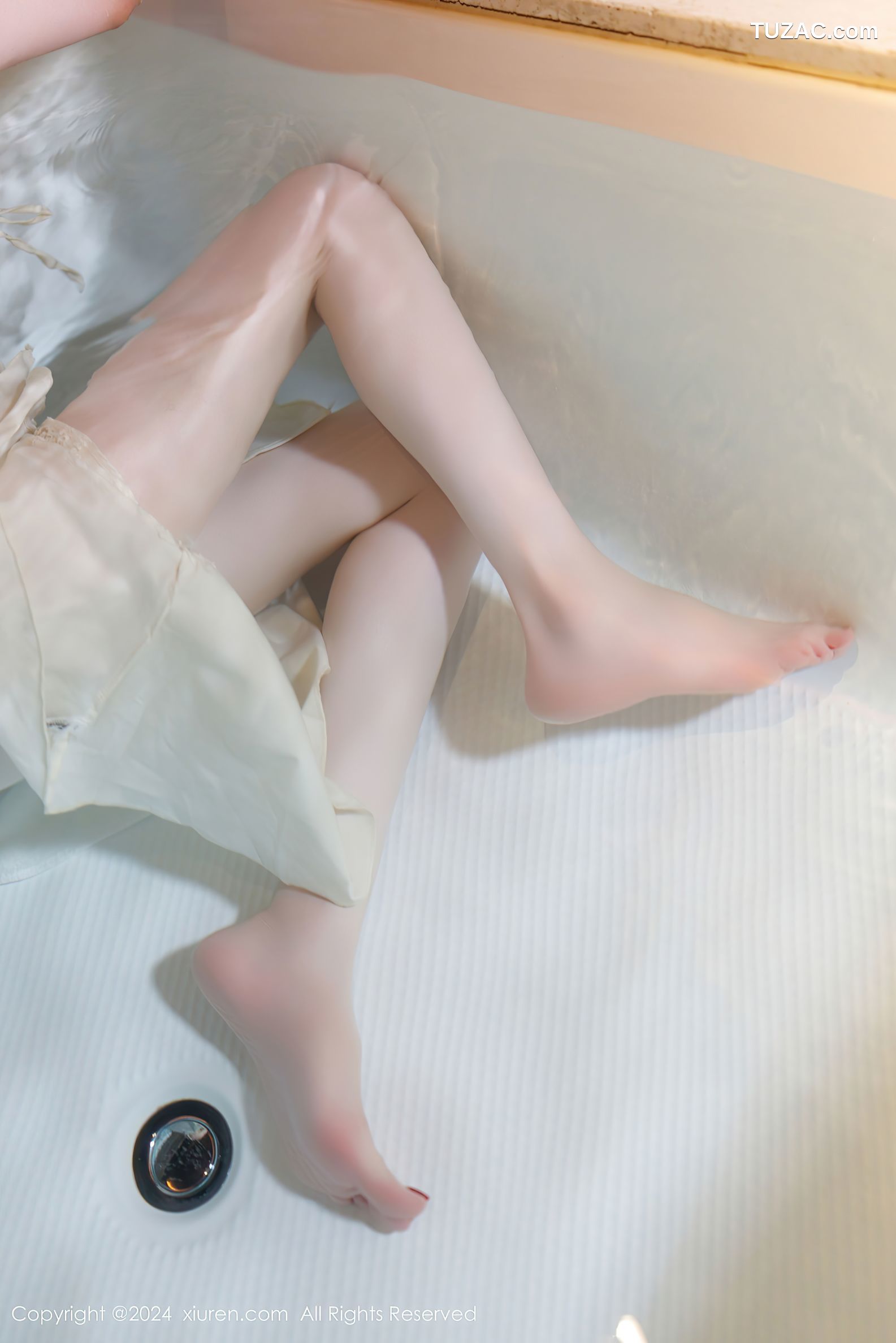 XiuRen秀人网-9643-梦心玥-白色吊带长裙户外浴缸-2024.12.23