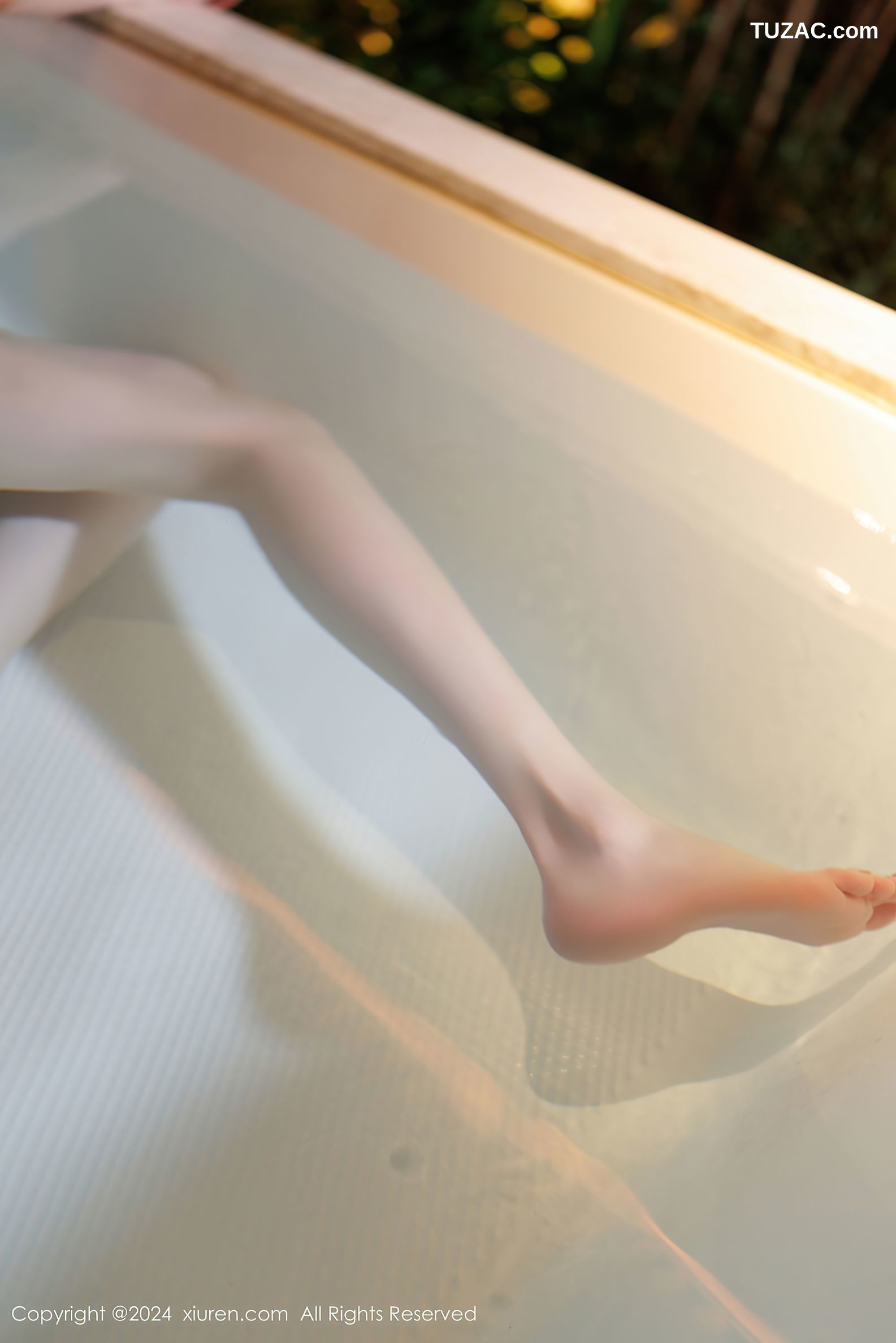 XiuRen秀人网-9643-梦心玥-白色吊带长裙户外浴缸-2024.12.23