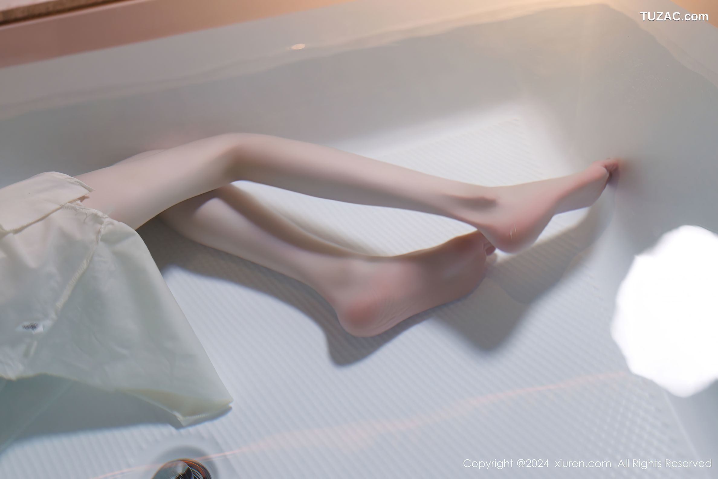 XiuRen秀人网-9643-梦心玥-白色吊带长裙户外浴缸-2024.12.23