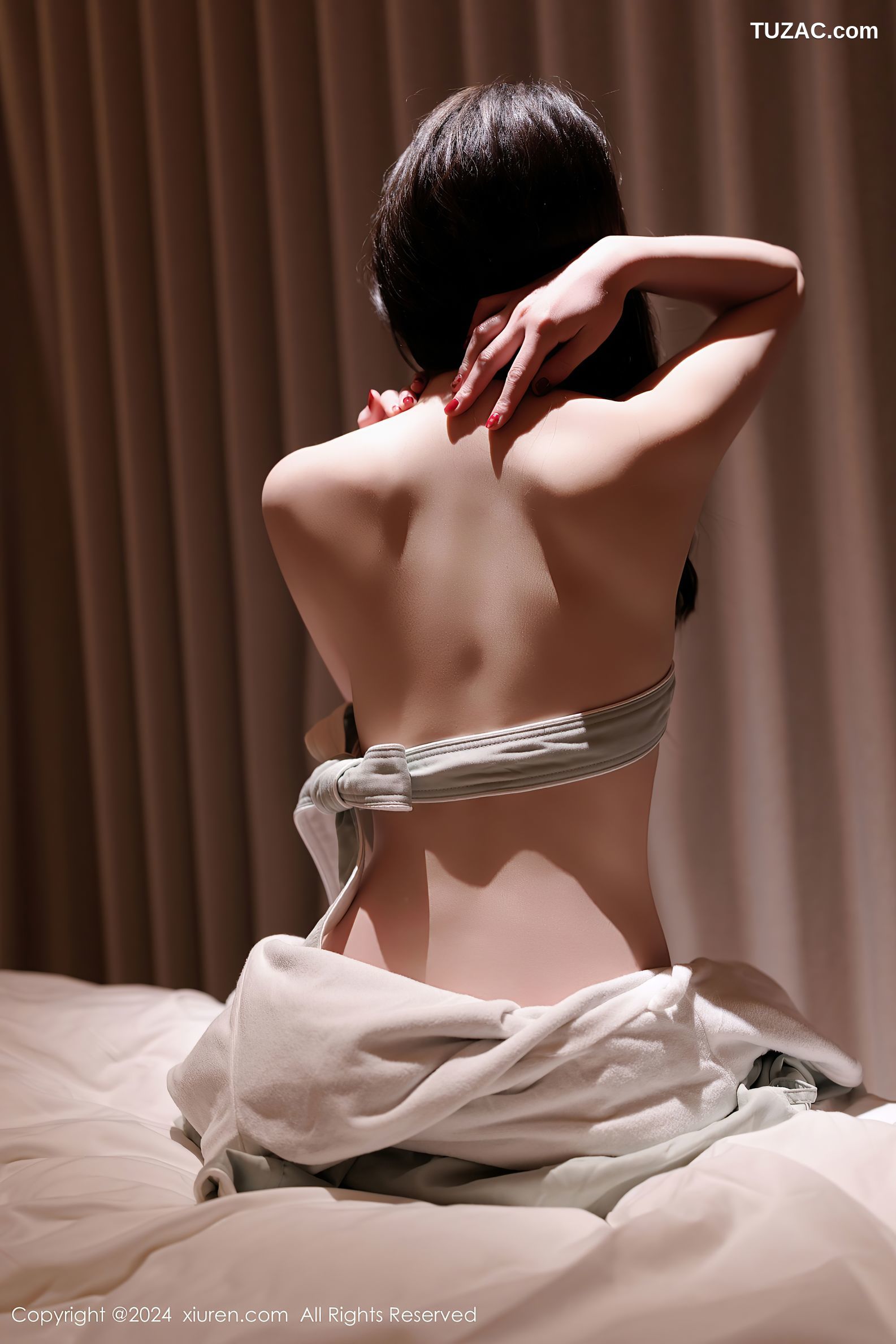 XiuRen秀人网-9643-梦心玥-白色吊带长裙户外浴缸-2024.12.23