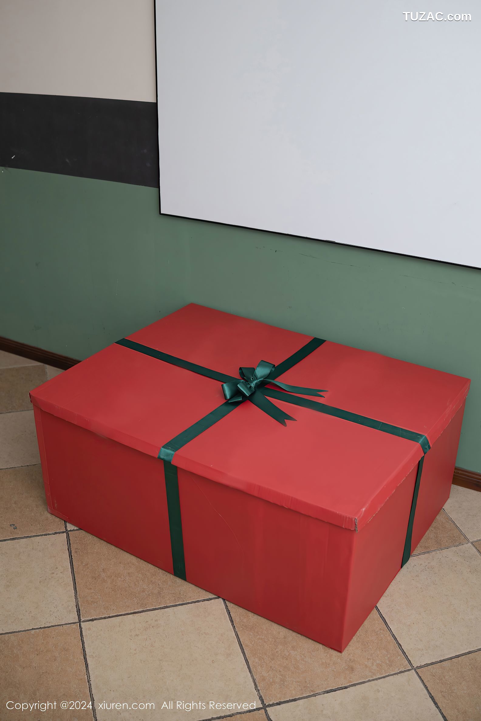 XiuRen秀人网-9657-杏子Yada-节日礼物轻透白纱红丝带爆乳-2024.12.25