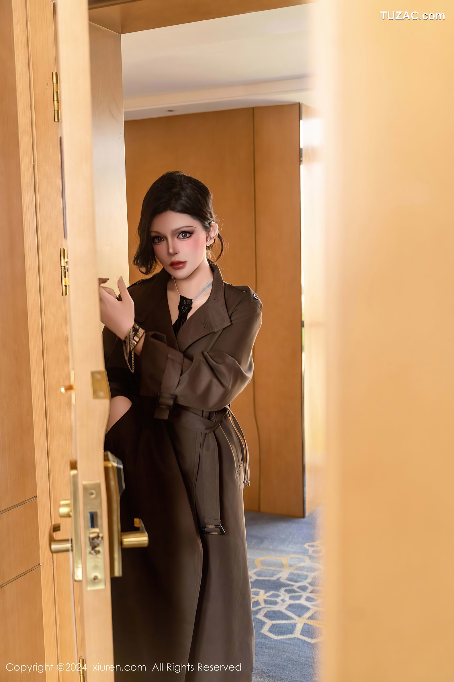 XiuRen秀人网-9661-伊丽莎有点白-深褐大衣情趣女警服白T皮裙黑丝爆乳-2024.12.26