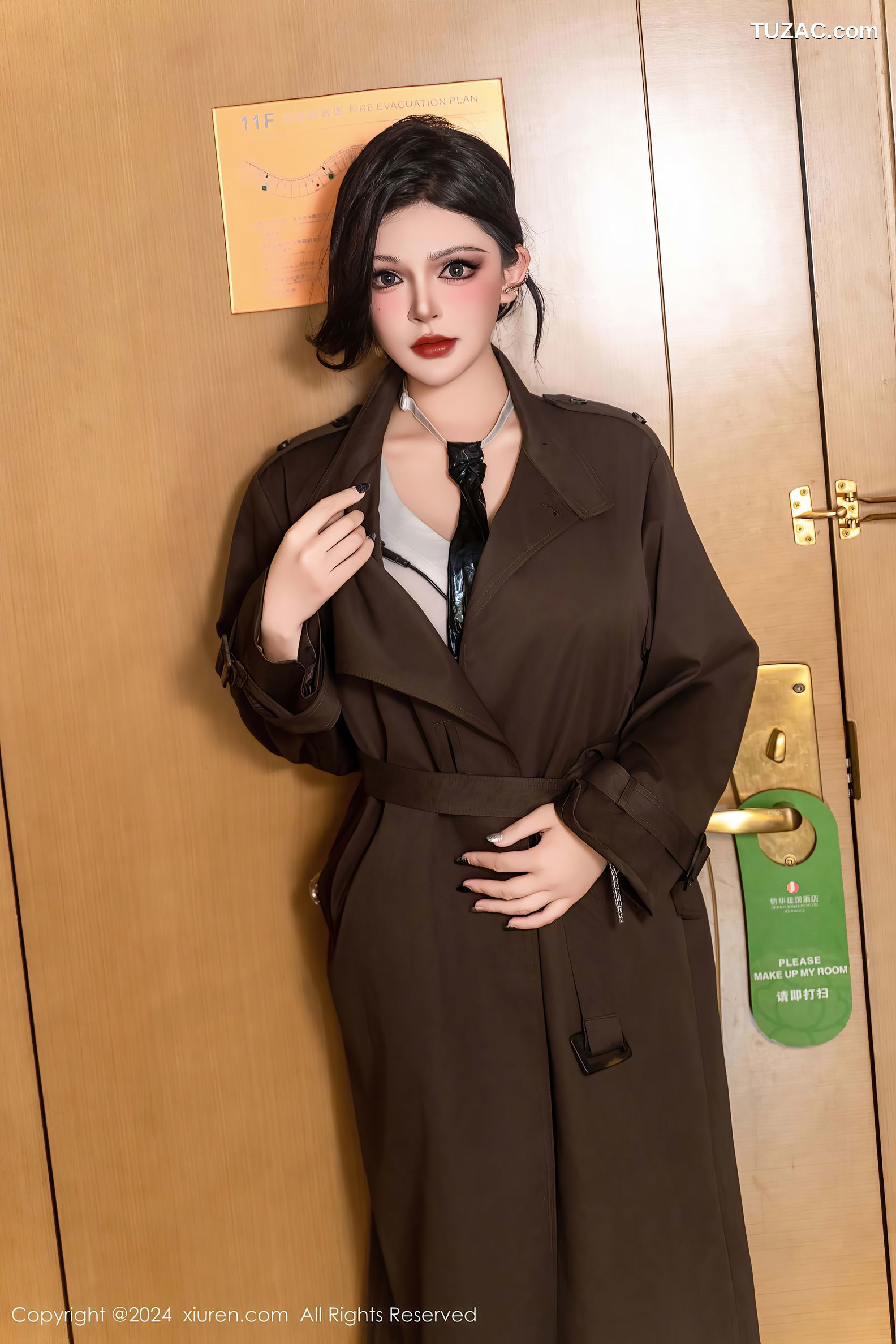 XiuRen秀人网-9661-伊丽莎有点白-深褐大衣情趣女警服白T皮裙黑丝爆乳-2024.12.26