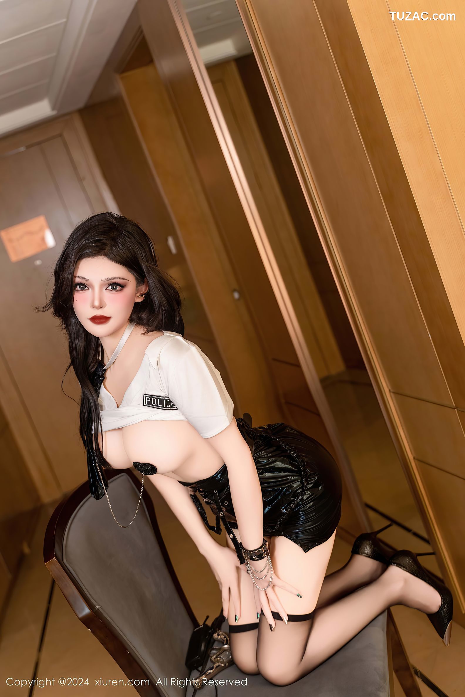 XiuRen秀人网-9661-伊丽莎有点白-深褐大衣情趣女警服白T皮裙黑丝爆乳-2024.12.26