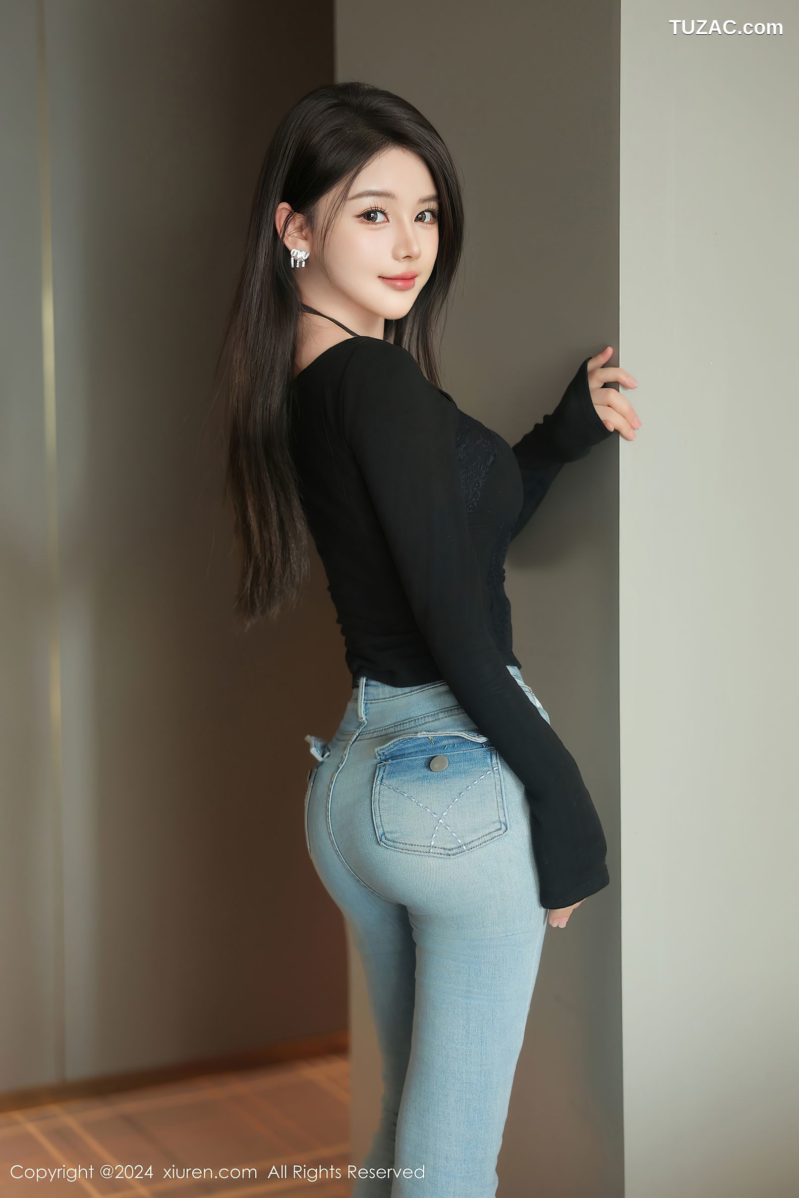 XiuRen秀人网-9666-爱酱里-黑T牛仔裤黑蕾丝内衣黑丝爆乳-2024.12.27