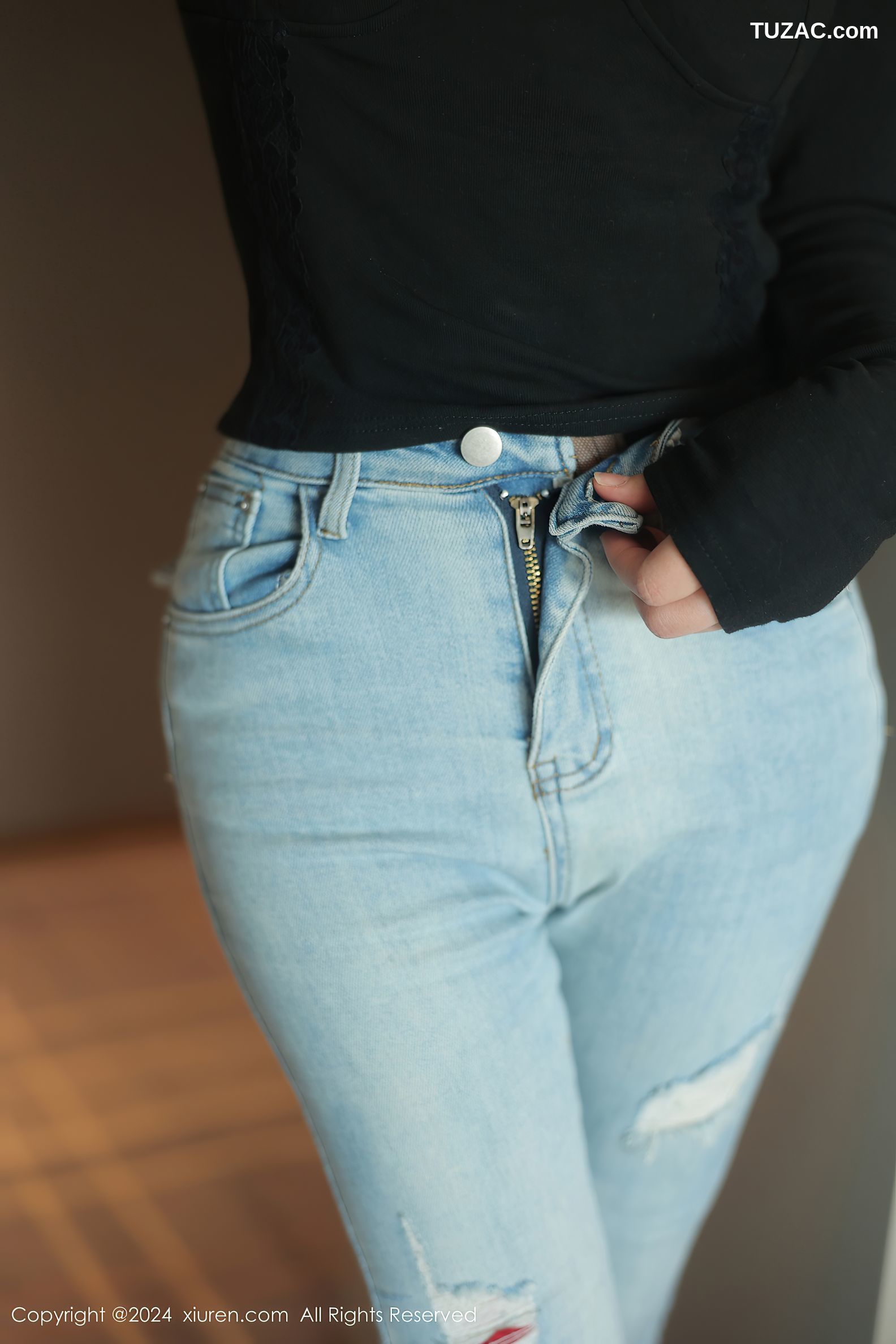 XiuRen秀人网-9666-爱酱里-黑T牛仔裤黑蕾丝内衣黑丝爆乳-2024.12.27