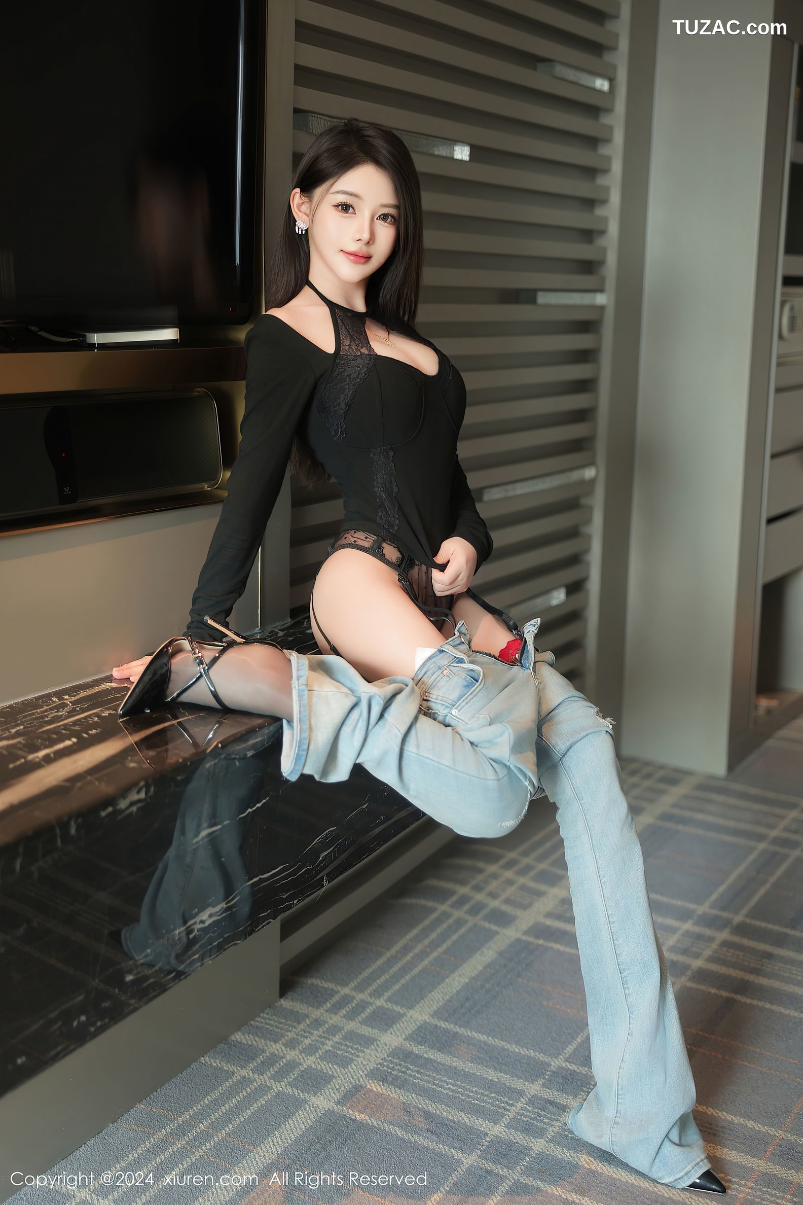 XiuRen秀人网-9666-爱酱里-黑T牛仔裤黑蕾丝内衣黑丝爆乳-2024.12.27