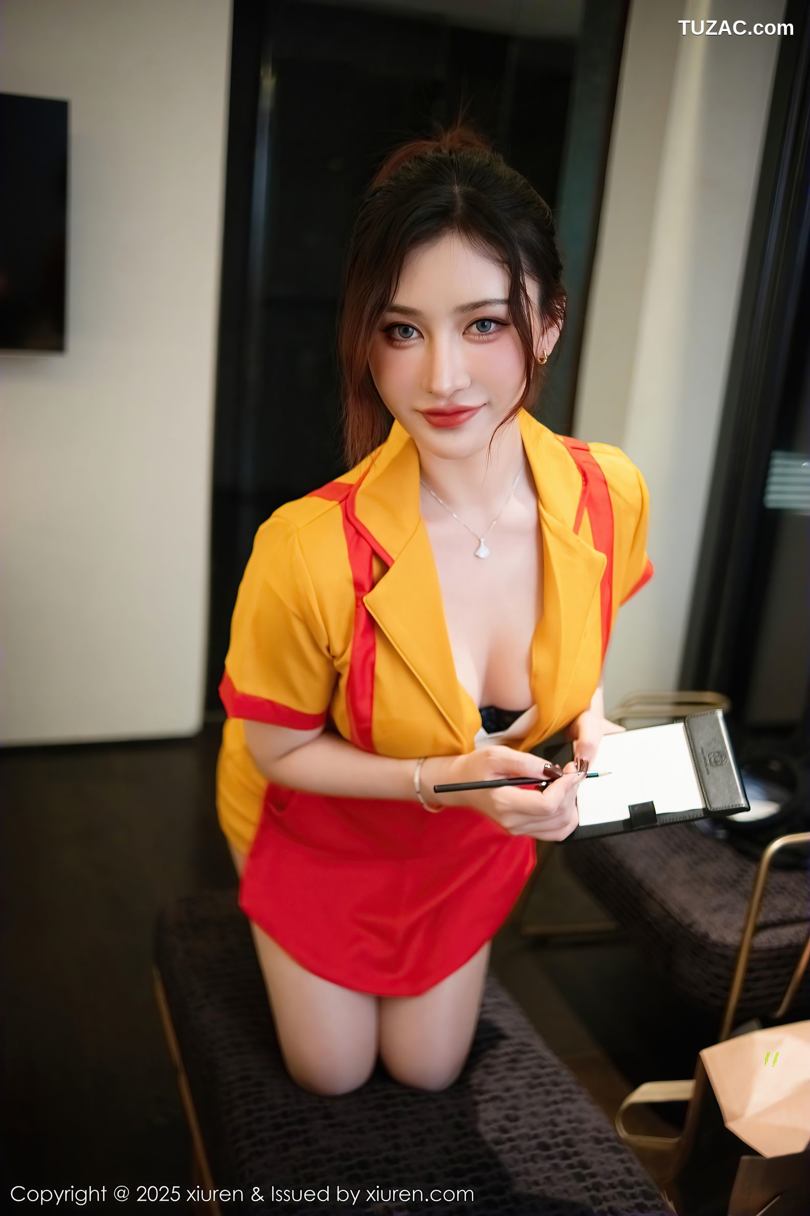XiuRen秀人网-9695-蕾蕾醒了没-cos制服破产姐妹墨绿内衣爆乳-2025.01.02