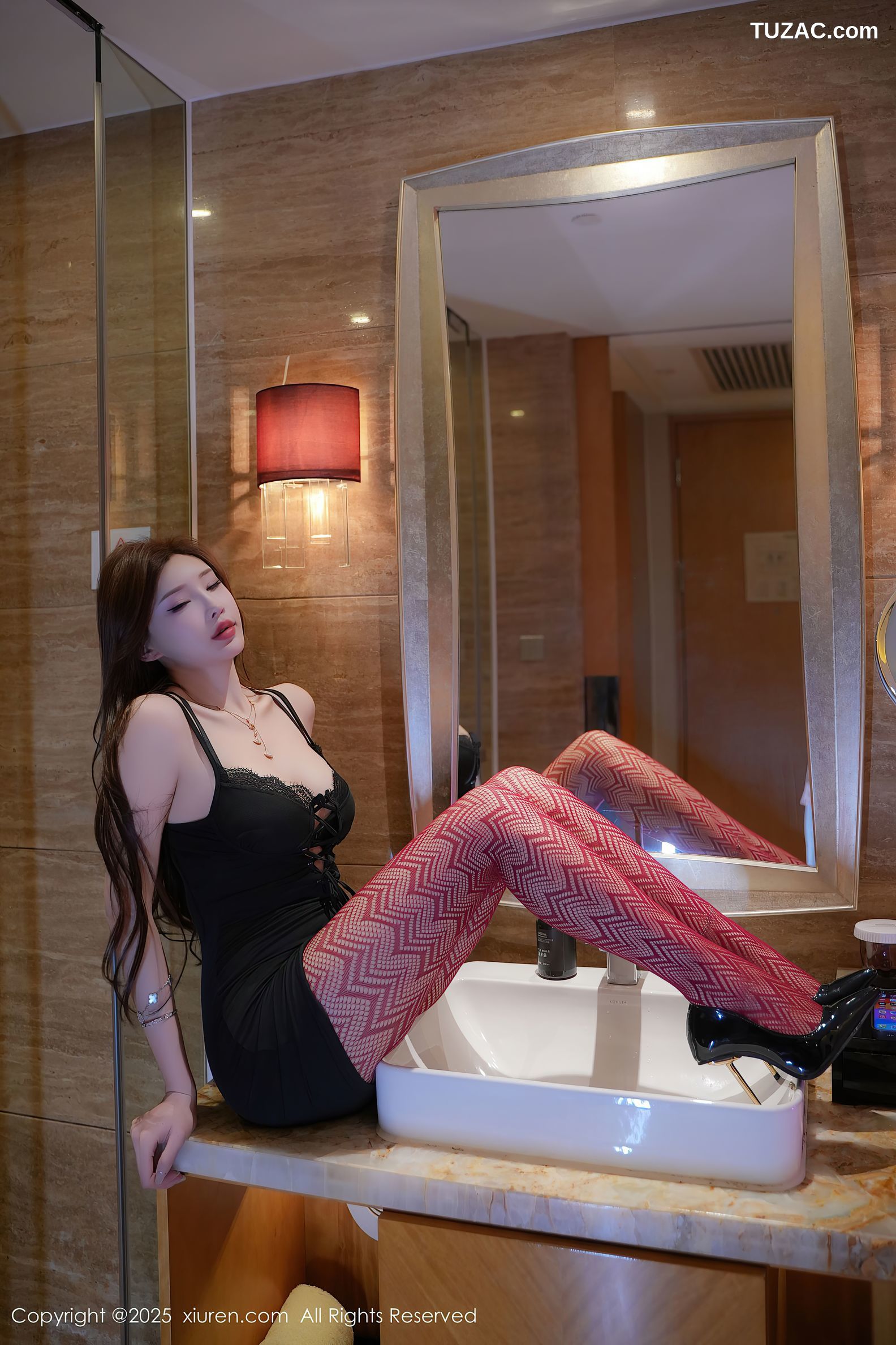 XiuRen秀人网-9697-Carol周妍希X-黑色吊带短裙红丝爆乳-2025.01.02