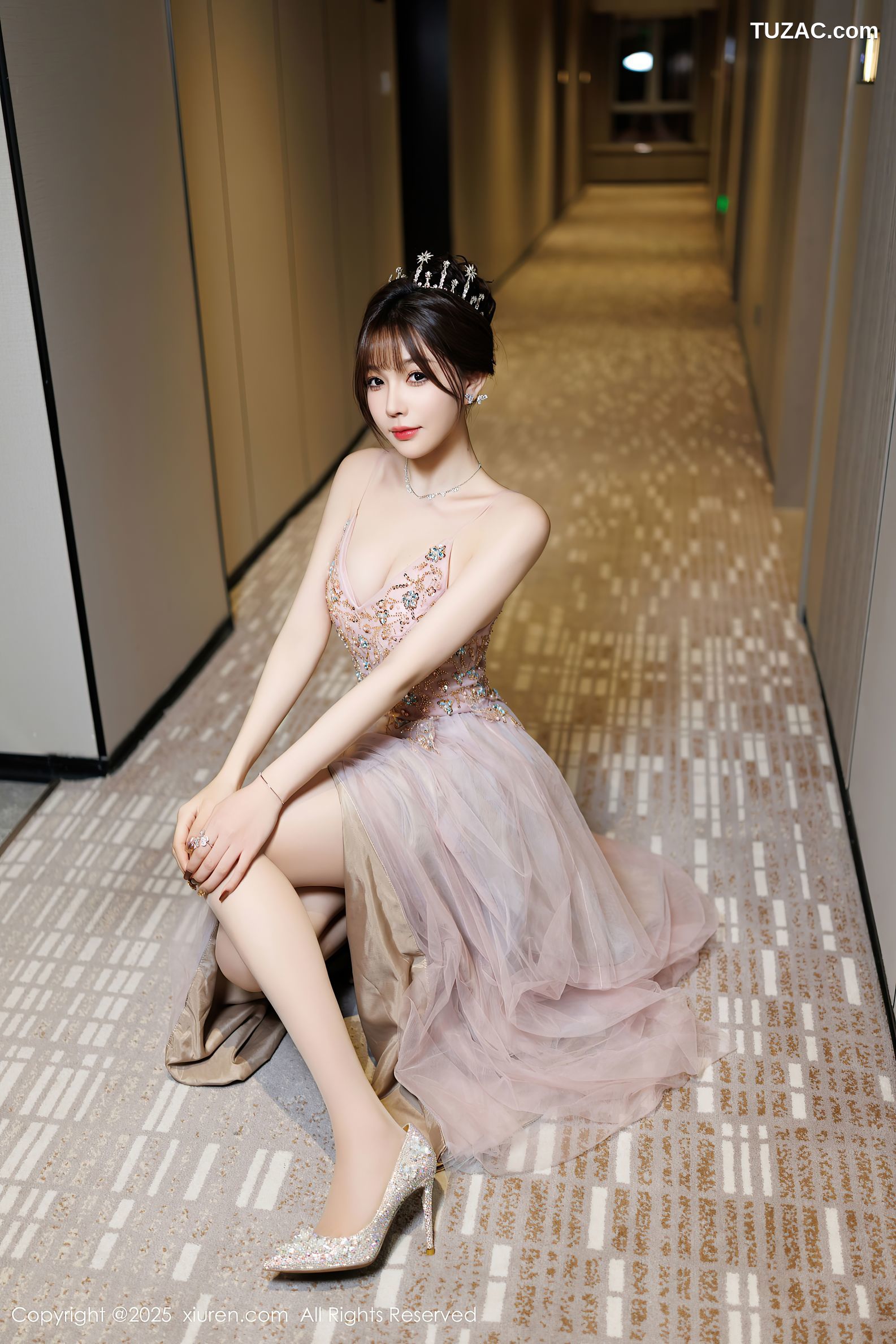 XiuRen秀人网-9699-徐莉芝Booty-吊带礼服裙白色内衣-2025.01.02