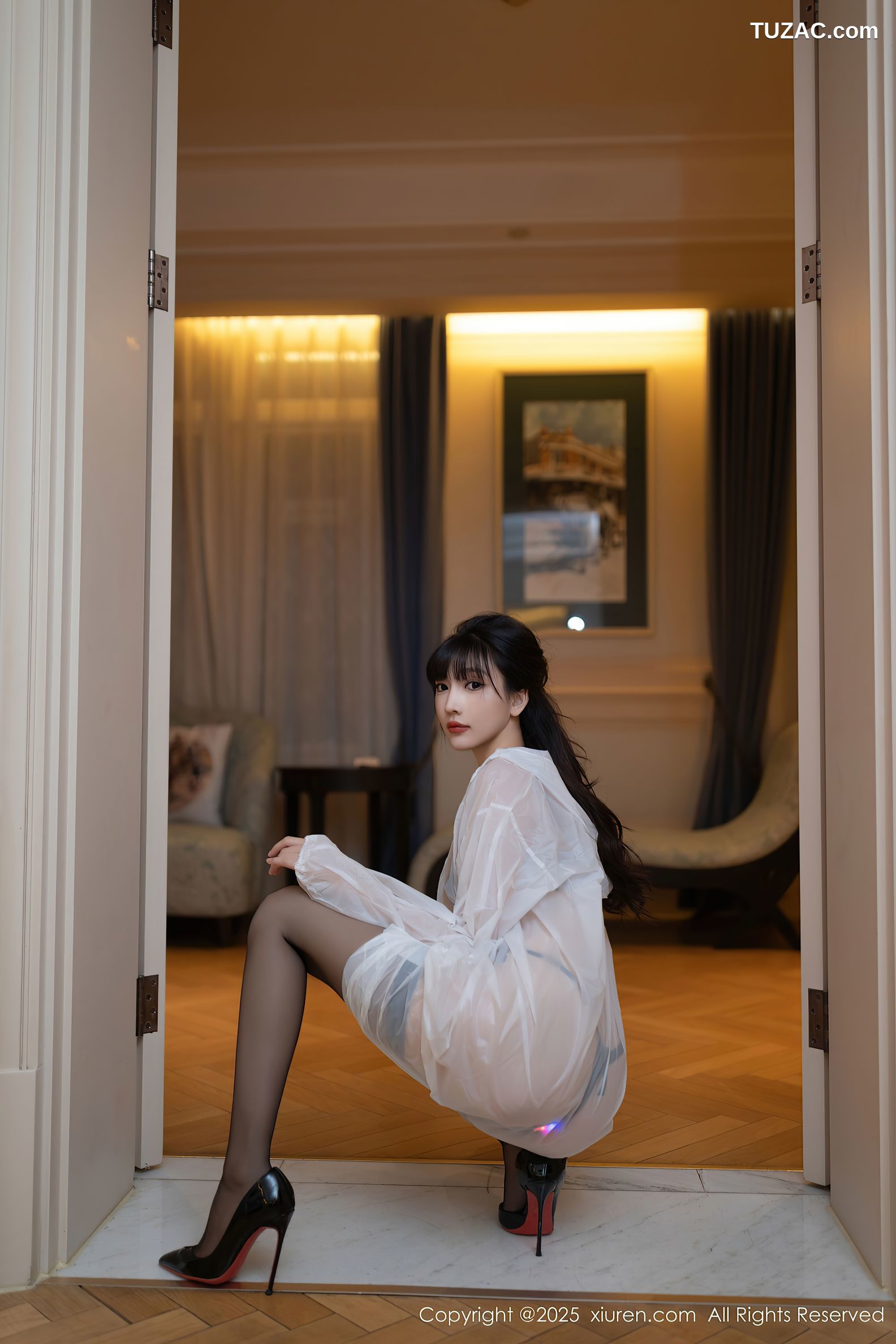 XiuRen秀人网-9700-陆萱萱-轻透白雨衣黑色内衣吊带袜-2025.01.02