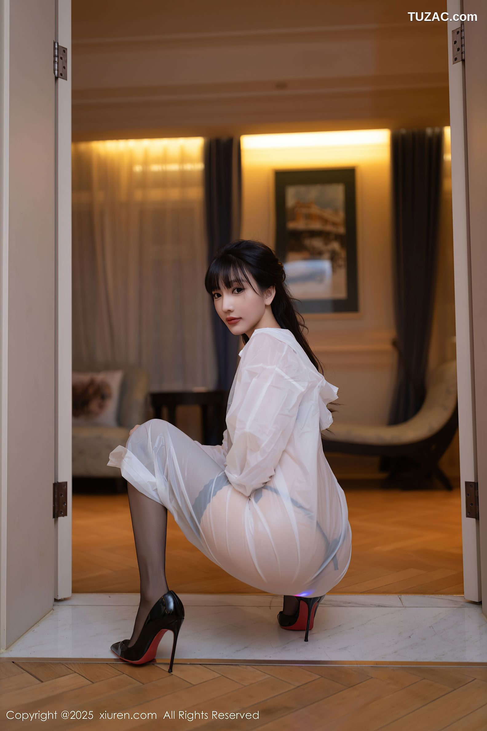 XiuRen秀人网-9700-陆萱萱-轻透白雨衣黑色内衣吊带袜-2025.01.02