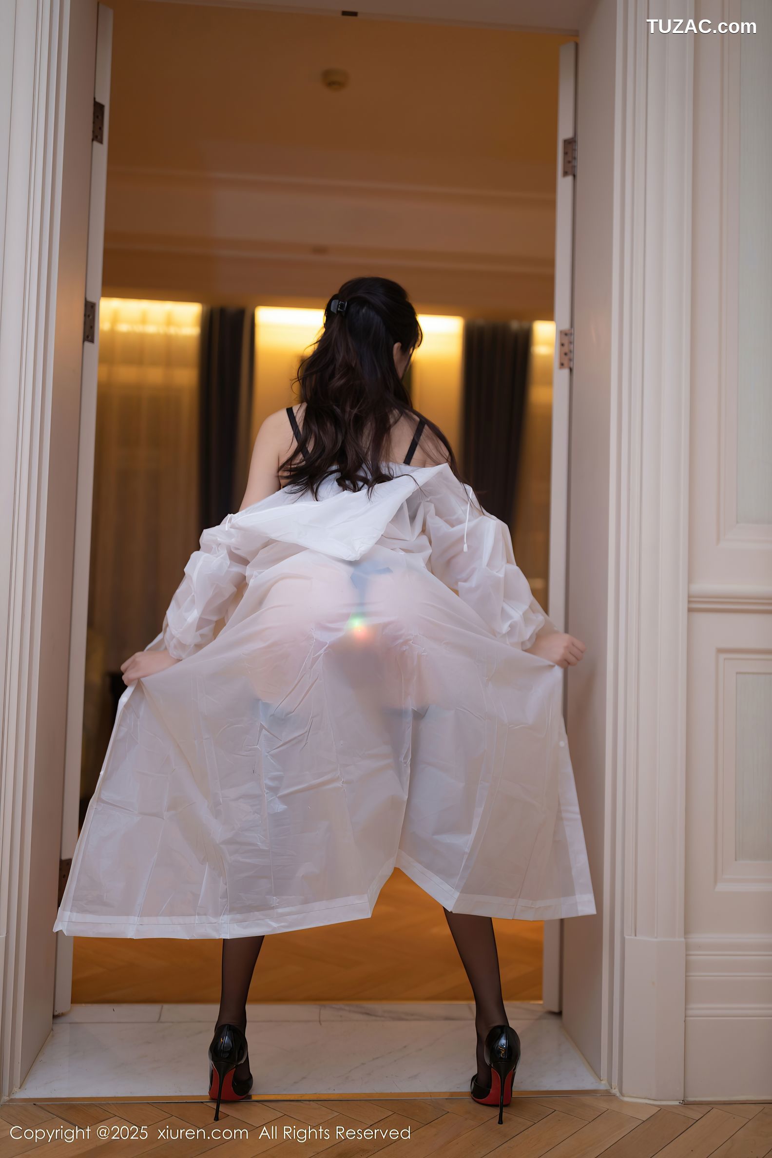 XiuRen秀人网-9700-陆萱萱-轻透白雨衣黑色内衣吊带袜-2025.01.02