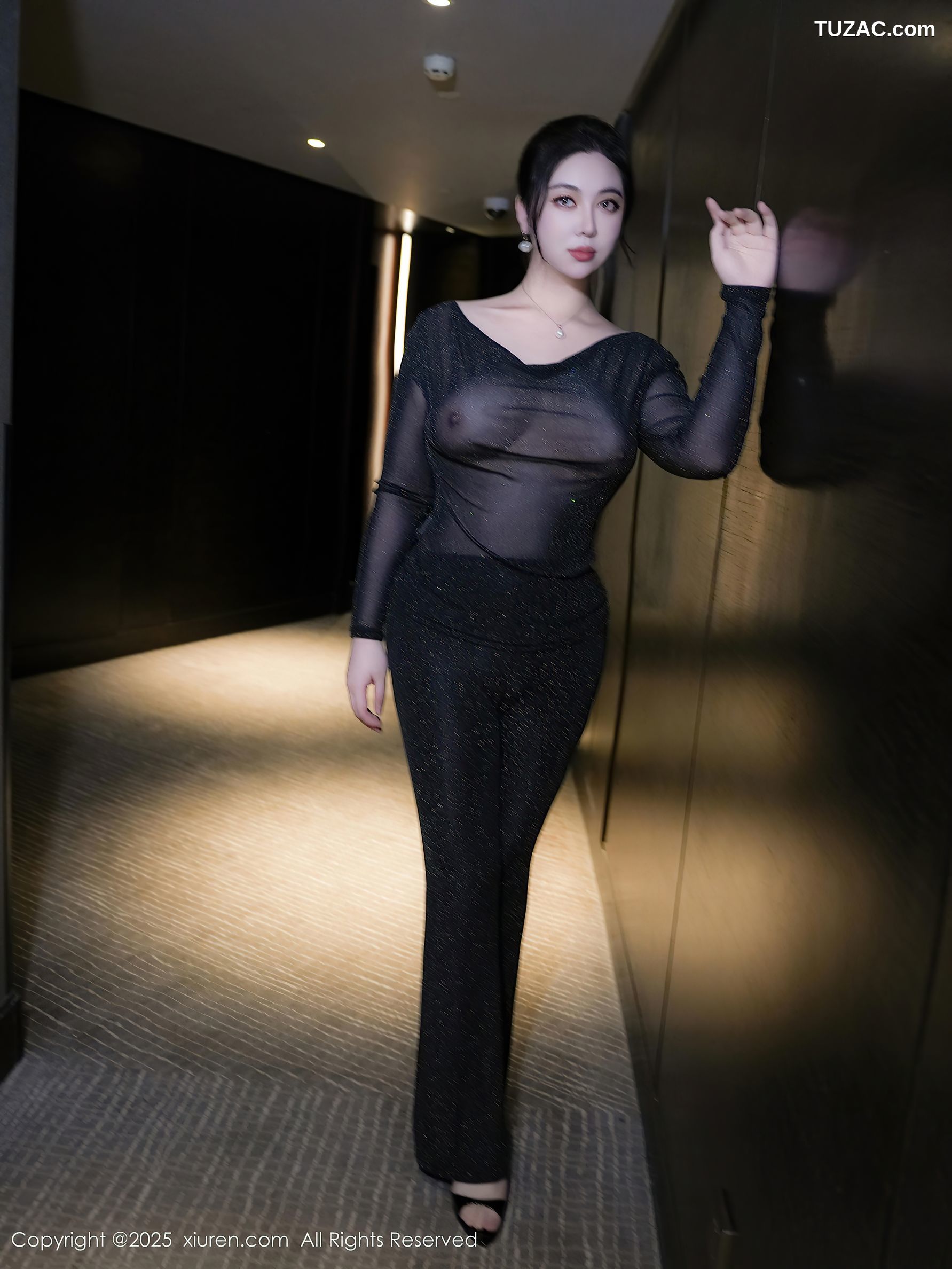 XiuRen秀人网-9725-风景尤美-熟女黑衣爆乳诱惑-2025.01.08