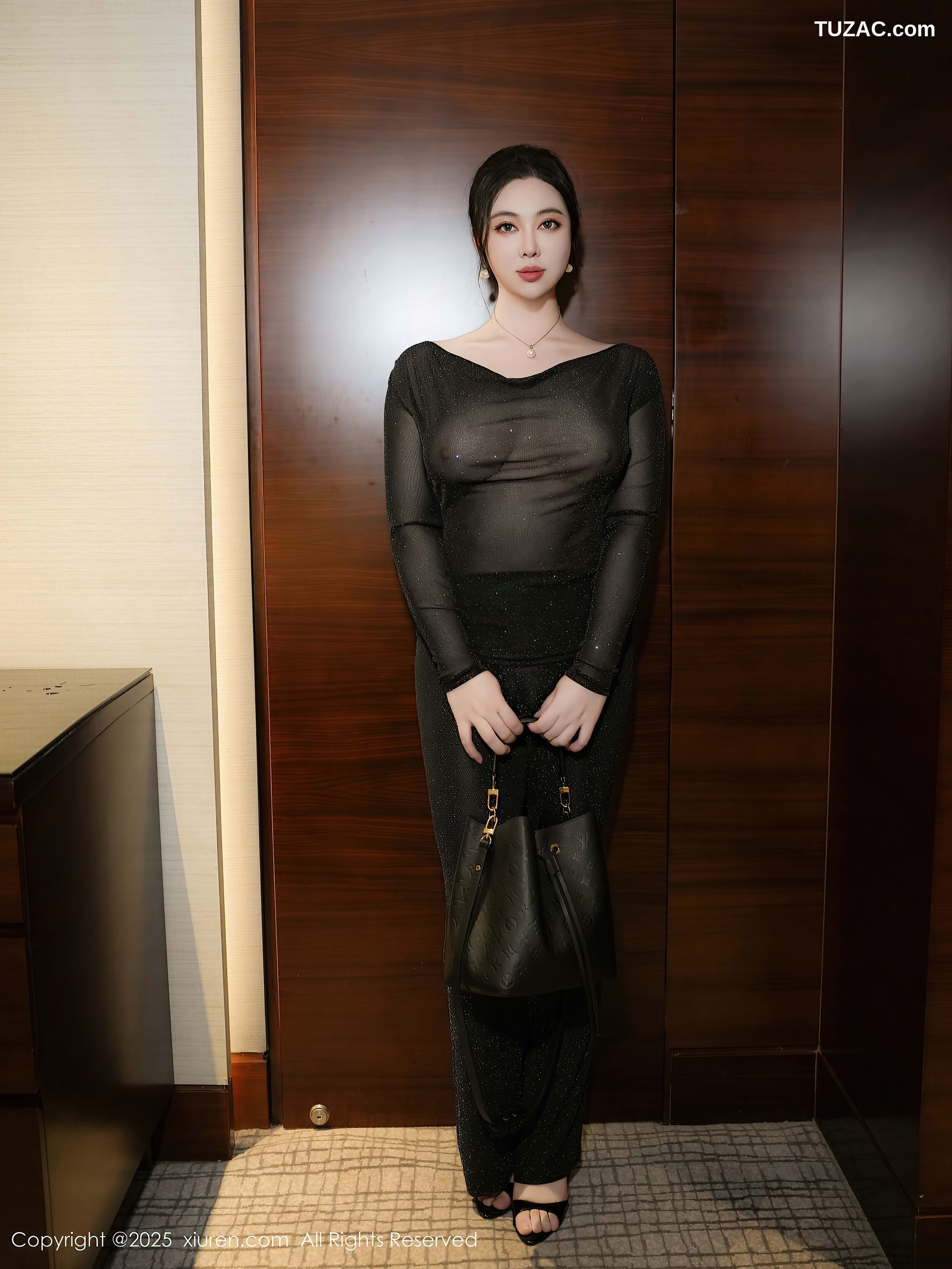 XiuRen秀人网-9725-风景尤美-熟女黑衣爆乳诱惑-2025.01.08