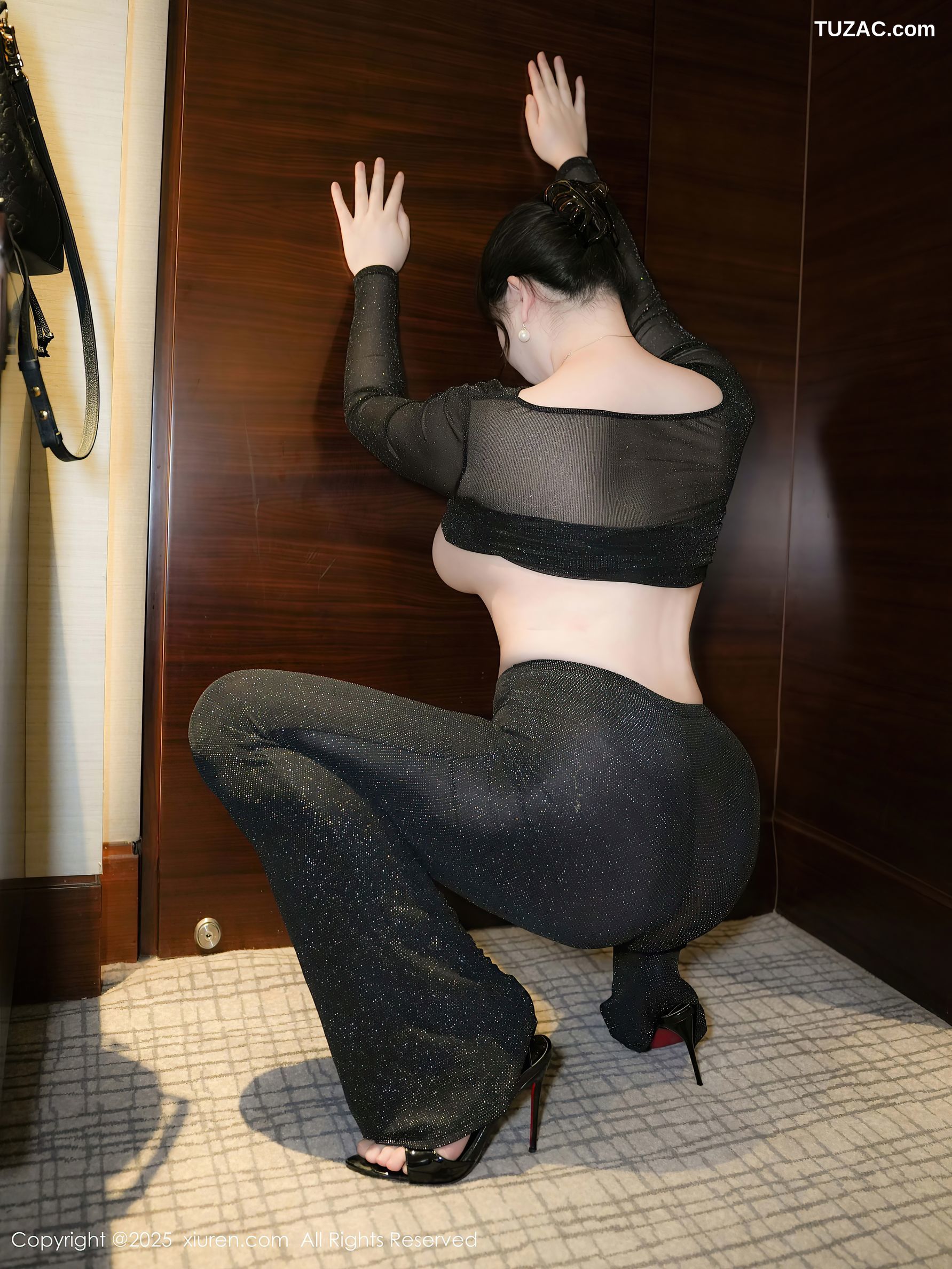 XiuRen秀人网-9725-风景尤美-熟女黑衣爆乳诱惑-2025.01.08