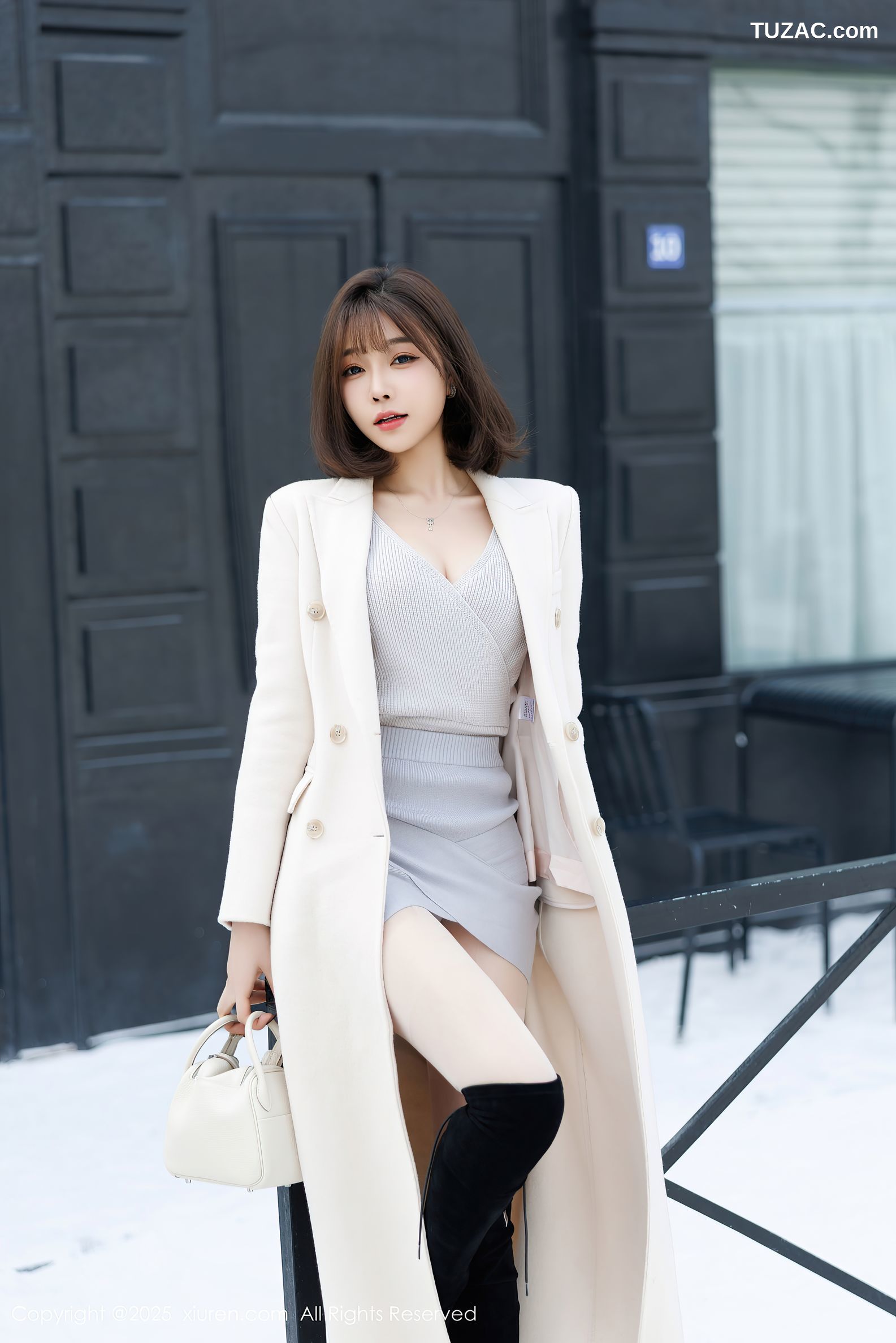 XiuRen秀人网-9734-徐莉芝Booty-雪地白大衣黑蕾丝内衣-2025.01.09