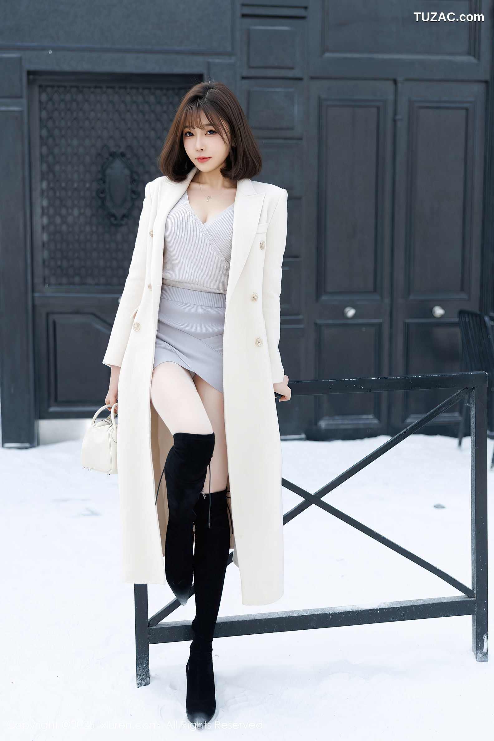 XiuRen秀人网-9734-徐莉芝Booty-雪地白大衣黑蕾丝内衣-2025.01.09