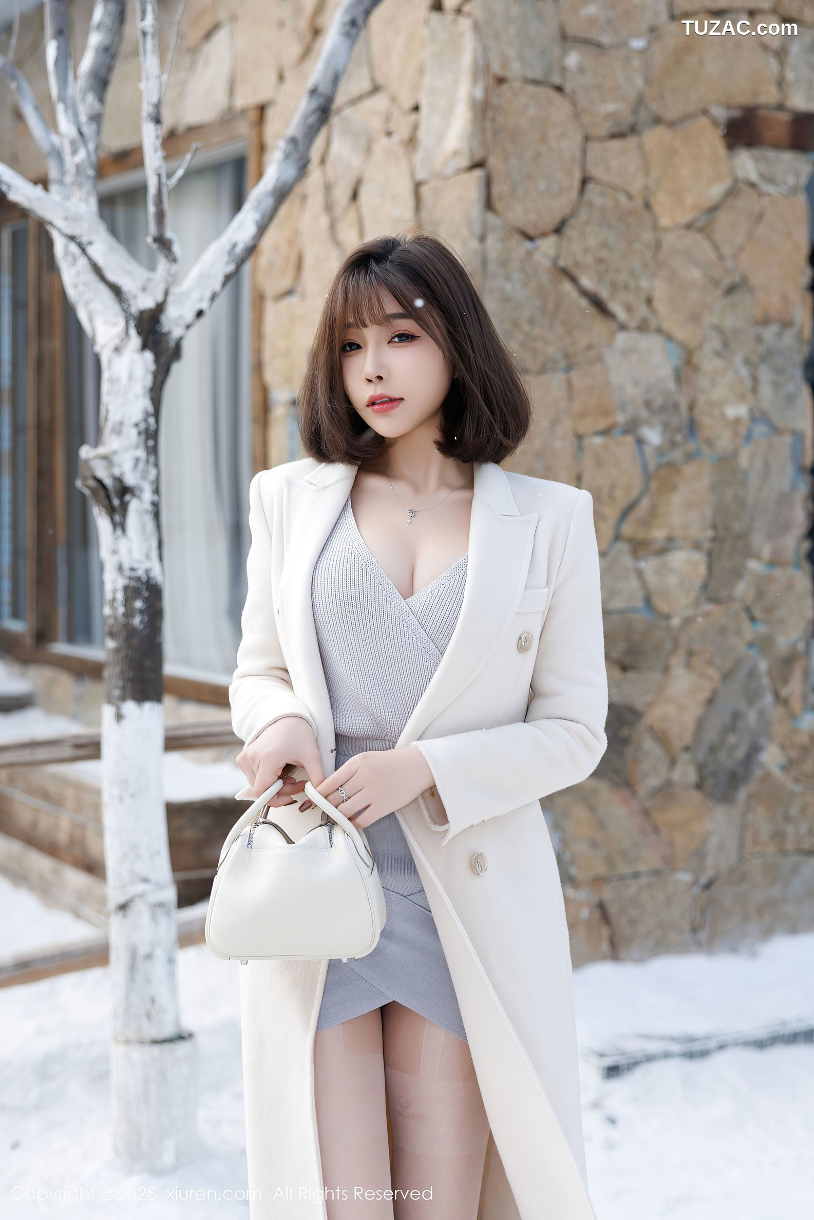 XiuRen秀人网-9734-徐莉芝Booty-雪地白大衣黑蕾丝内衣-2025.01.09