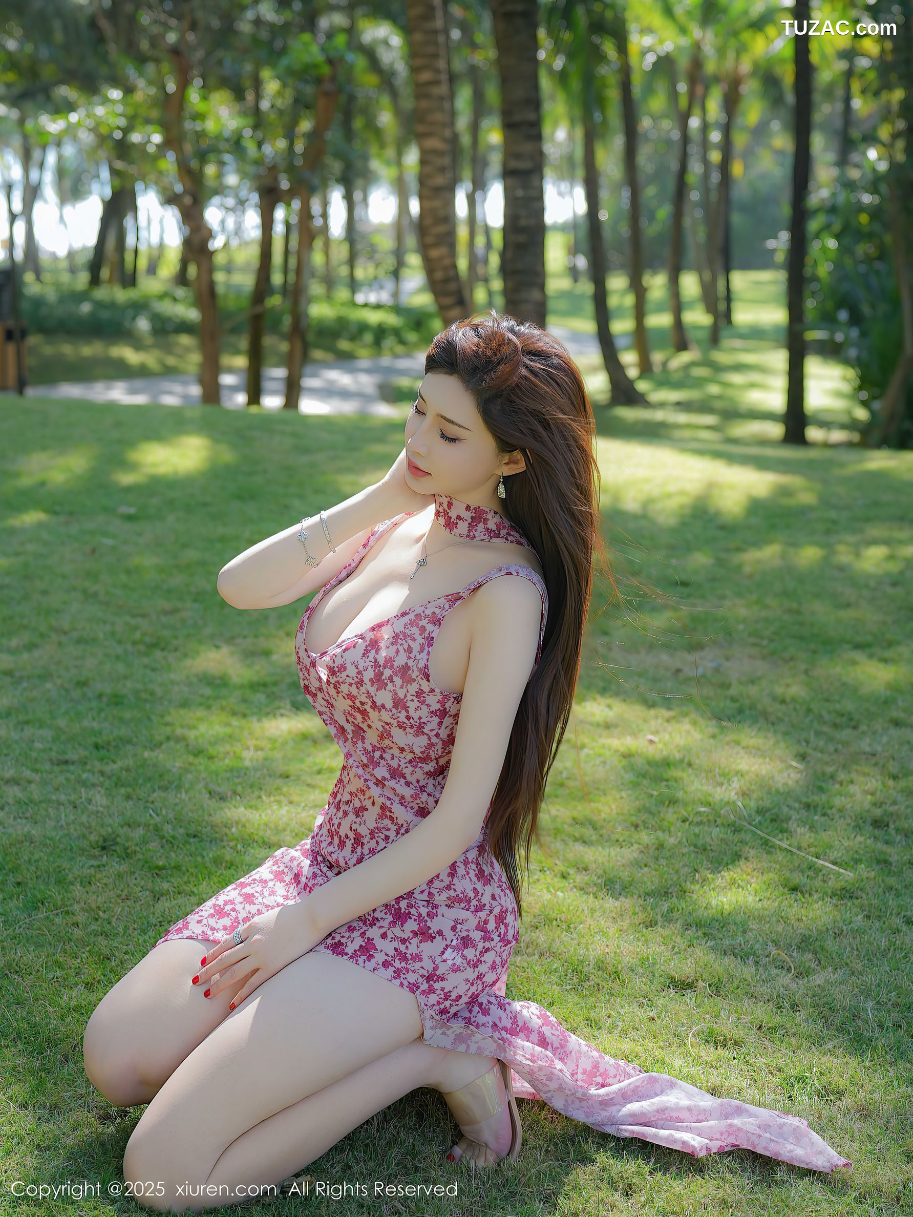 XiuRen秀人网-9736-Carol周妍希X-户外红花美裙写真-2025.01.10
