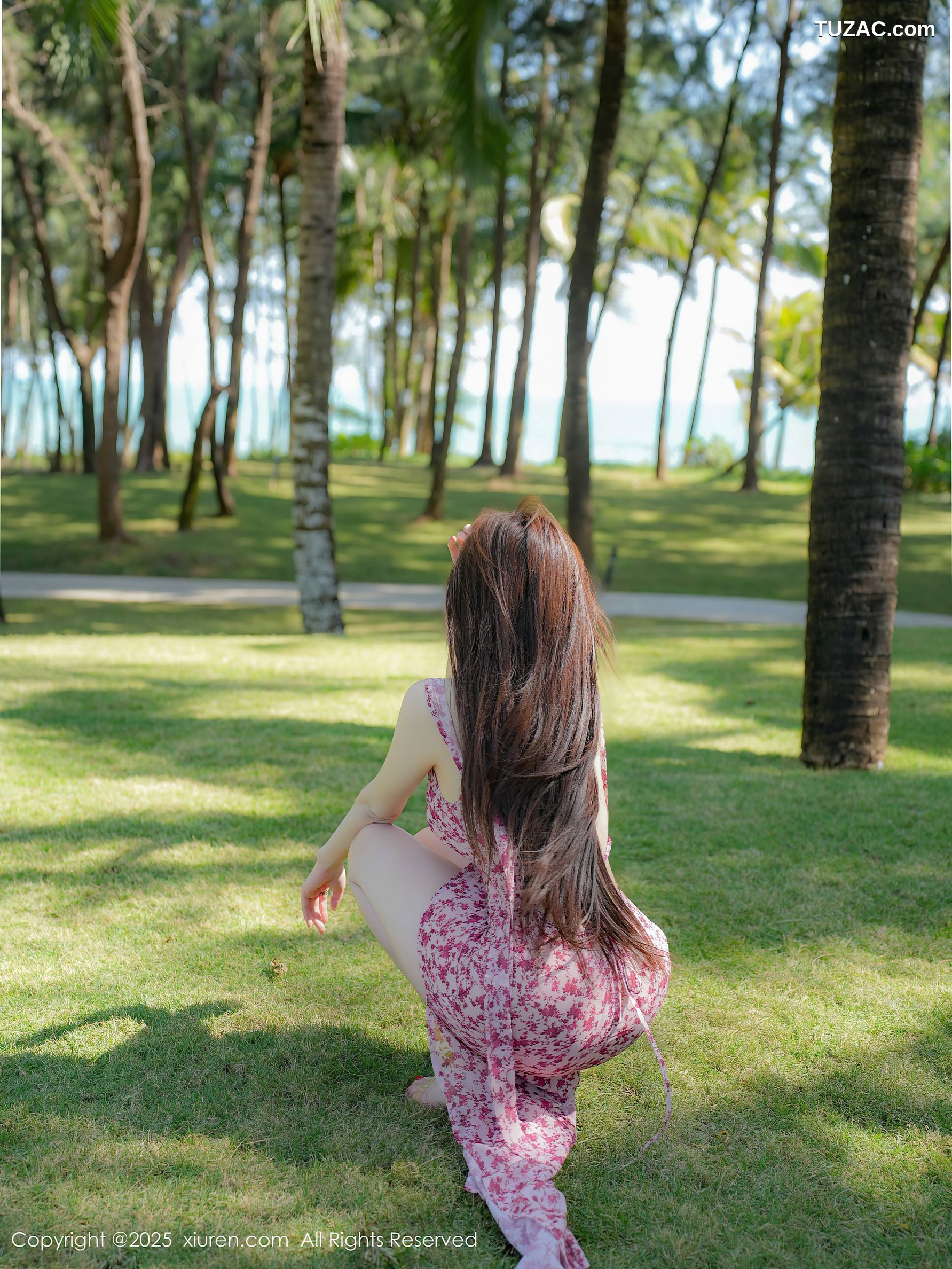 XiuRen秀人网-9736-Carol周妍希X-户外红花美裙写真-2025.01.10