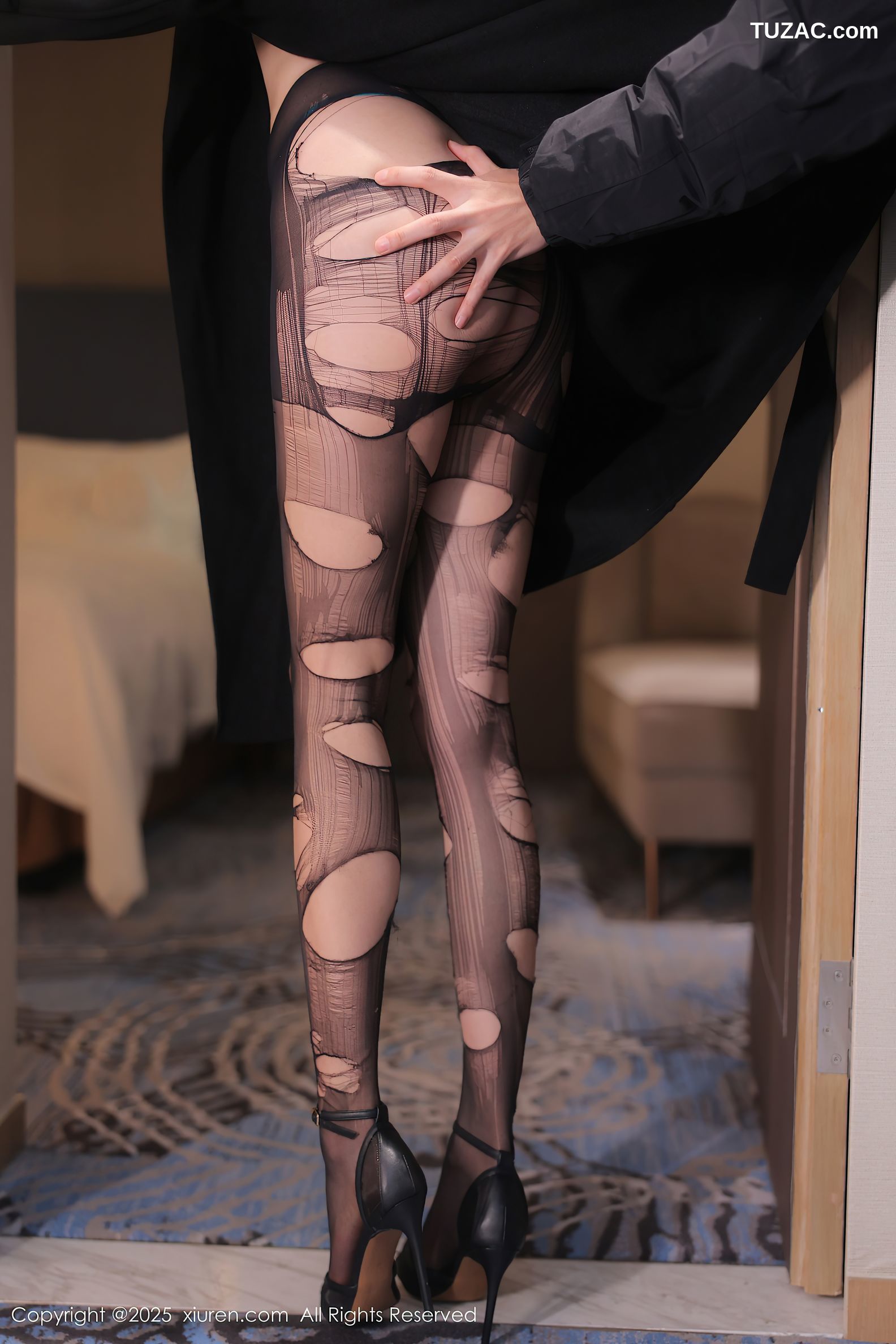 XiuRen秀人网-9743-Candy糖糖-黑大衣绿色内衣破洞黑丝爆乳-2025.01.10