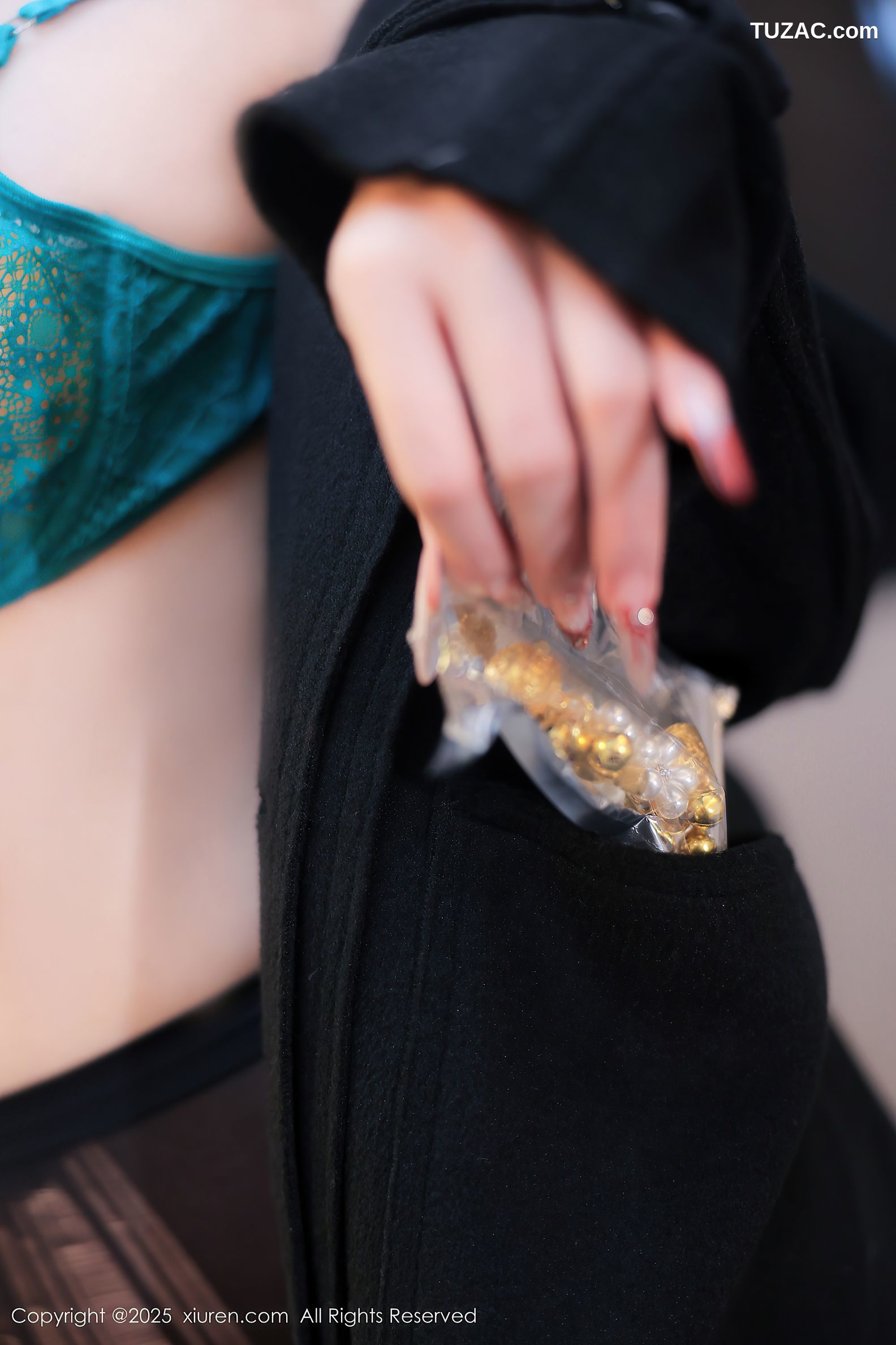XiuRen秀人网-9743-Candy糖糖-黑大衣绿色内衣破洞黑丝爆乳-2025.01.10