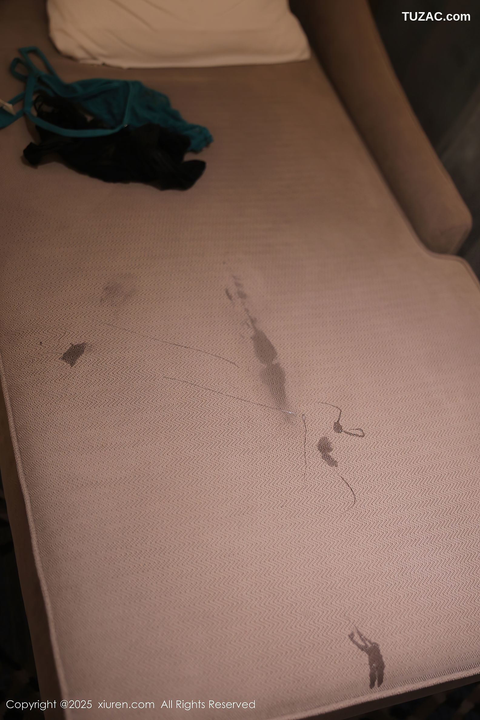 XiuRen秀人网-9743-Candy糖糖-黑大衣绿色内衣破洞黑丝爆乳-2025.01.10