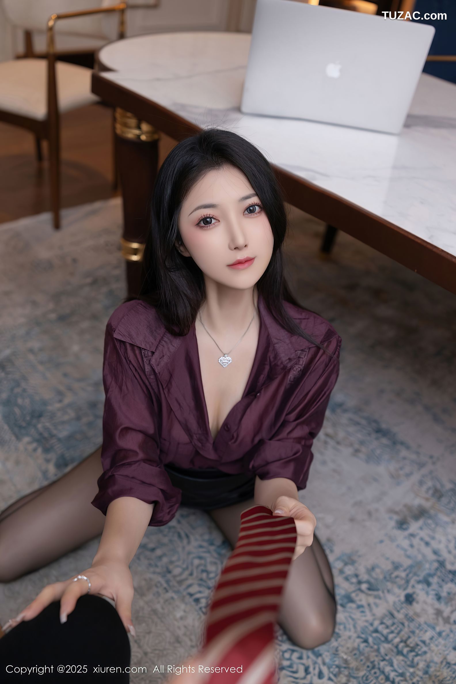 XiuRen秀人网-9744-鱼子酱Fish-暗红衬衫黑短裙黑丝玉足-2025.01.10