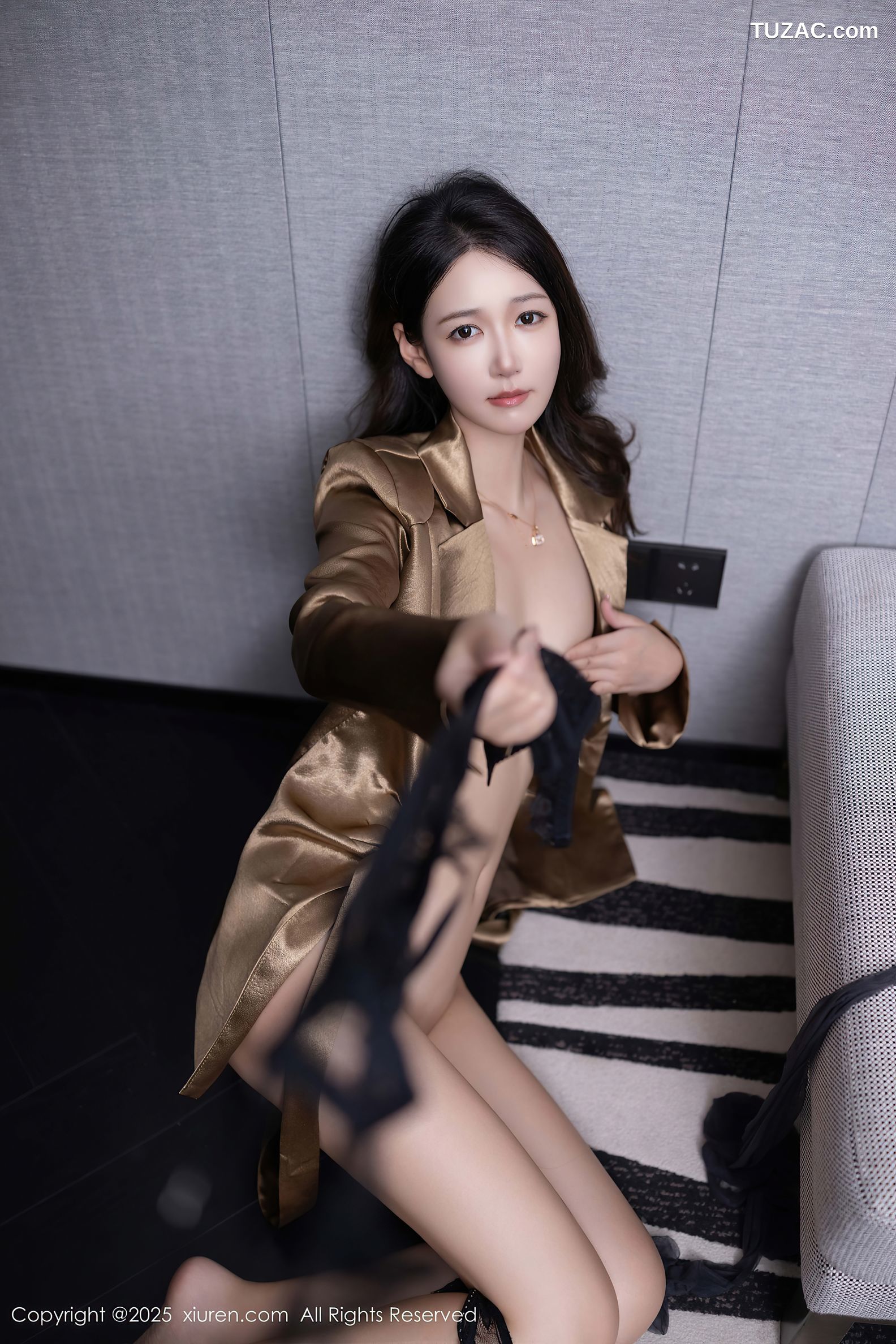 XiuRen秀人网-9751-唐安琪-金色外套黑短裙黑蕾丝内衣-2025.01.13