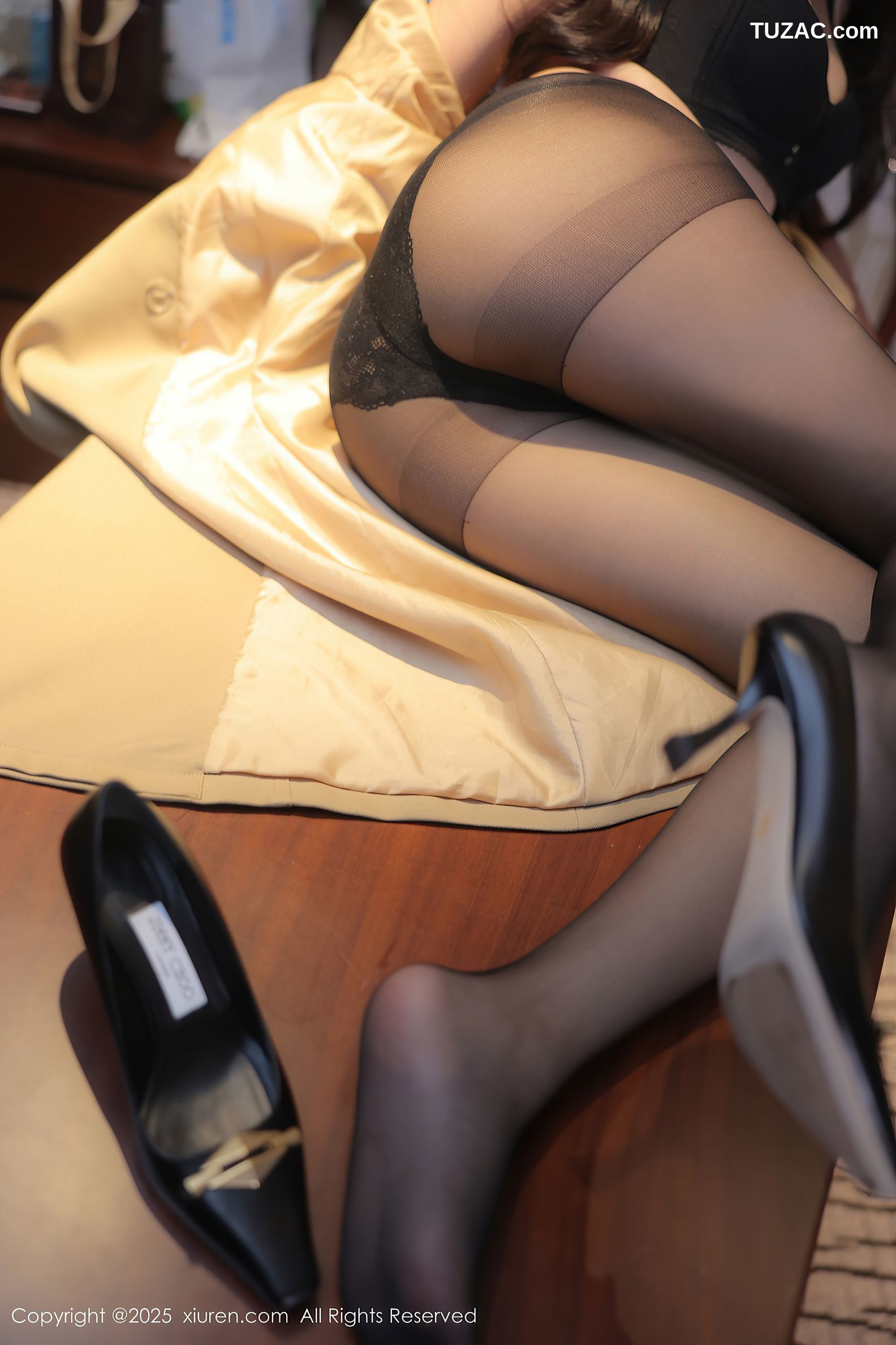 XiuRen秀人网-9758-希雅sia-米色长风衣黑内衣黑丝爆乳-2025.01.15