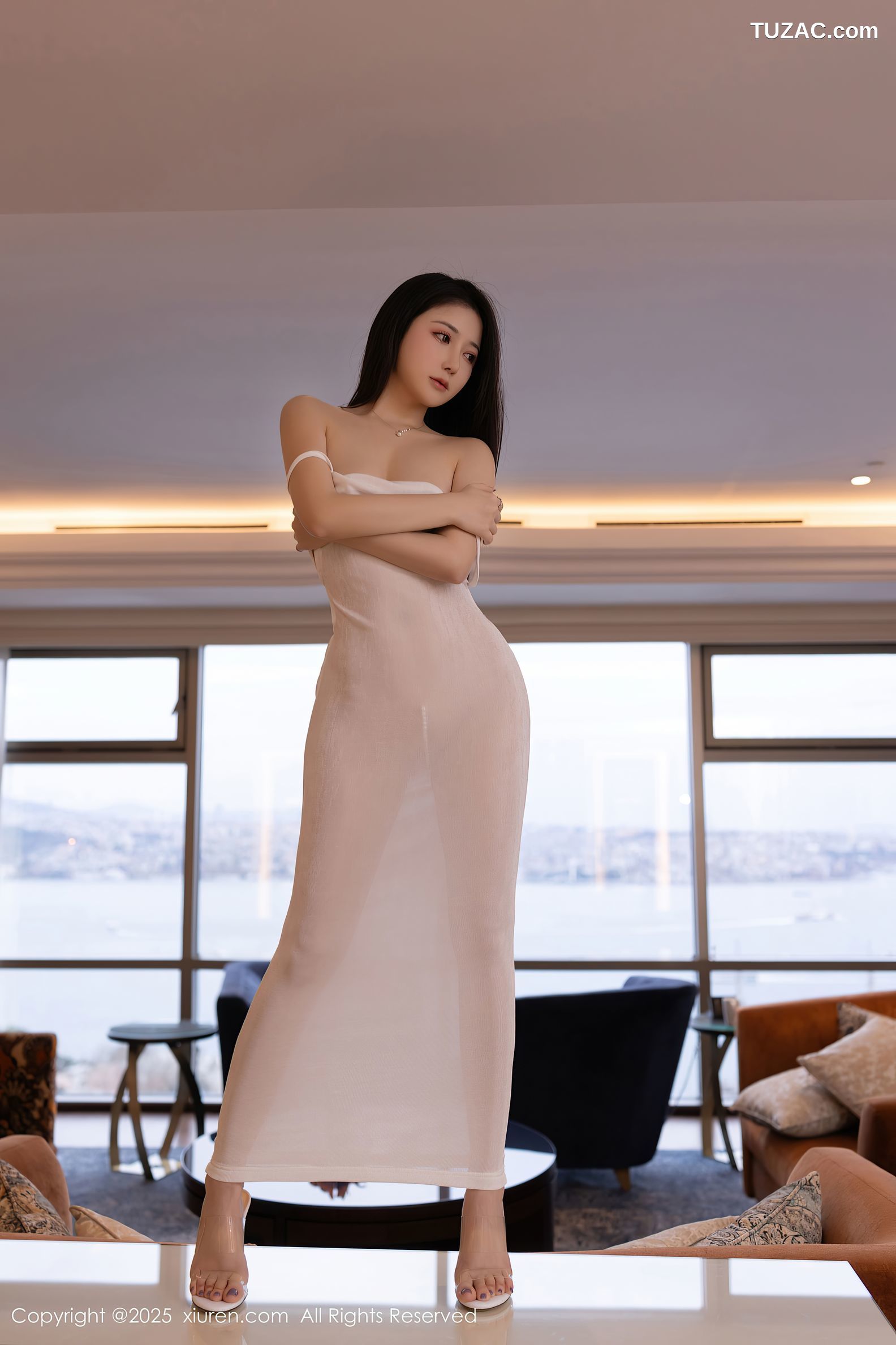 XiuRen秀人网-9780-鱼子酱Fish-白色露背吊带长裙真空珍珠内裤翘臀-2025.01.17