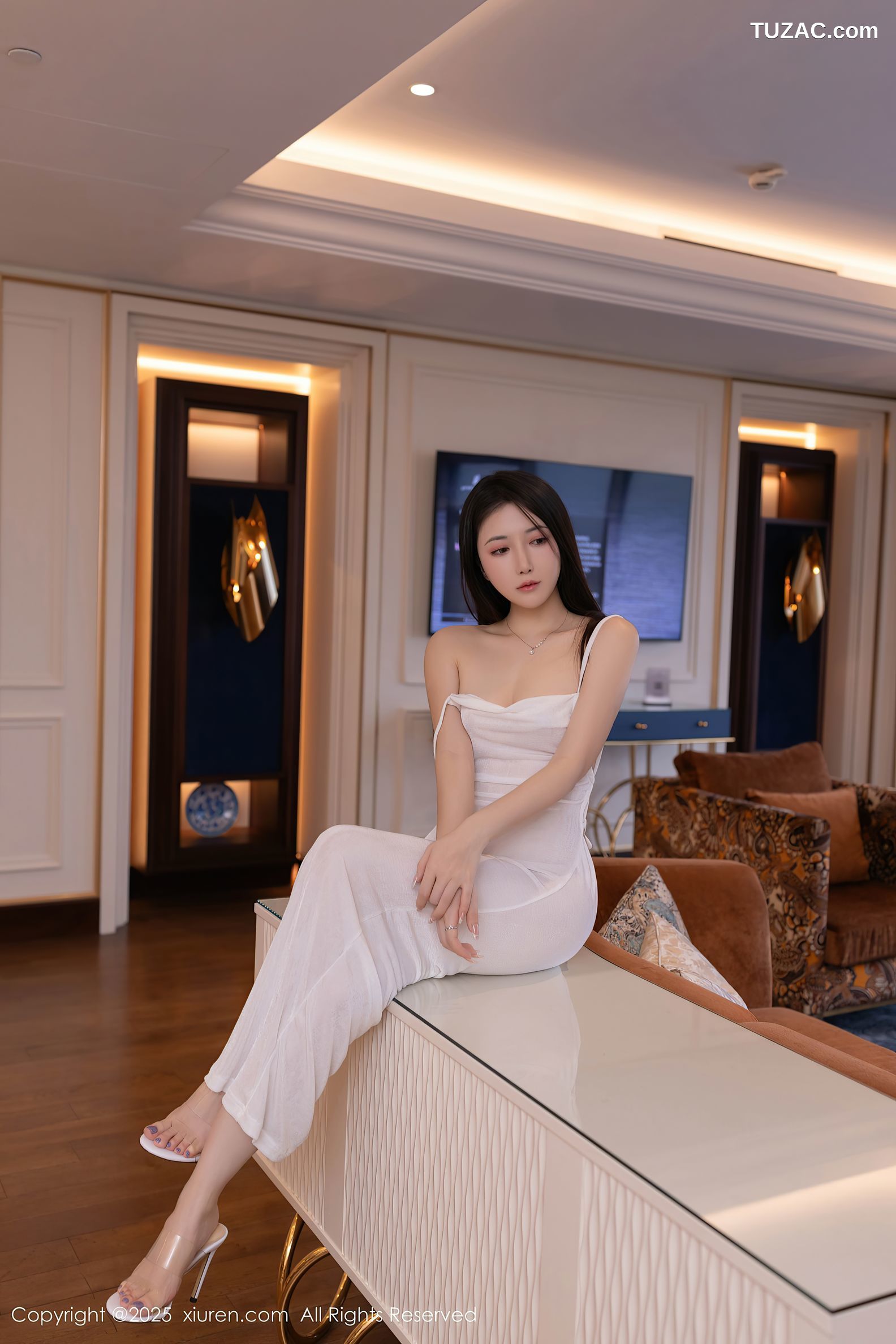 XiuRen秀人网-9780-鱼子酱Fish-白色露背吊带长裙真空珍珠内裤翘臀-2025.01.17